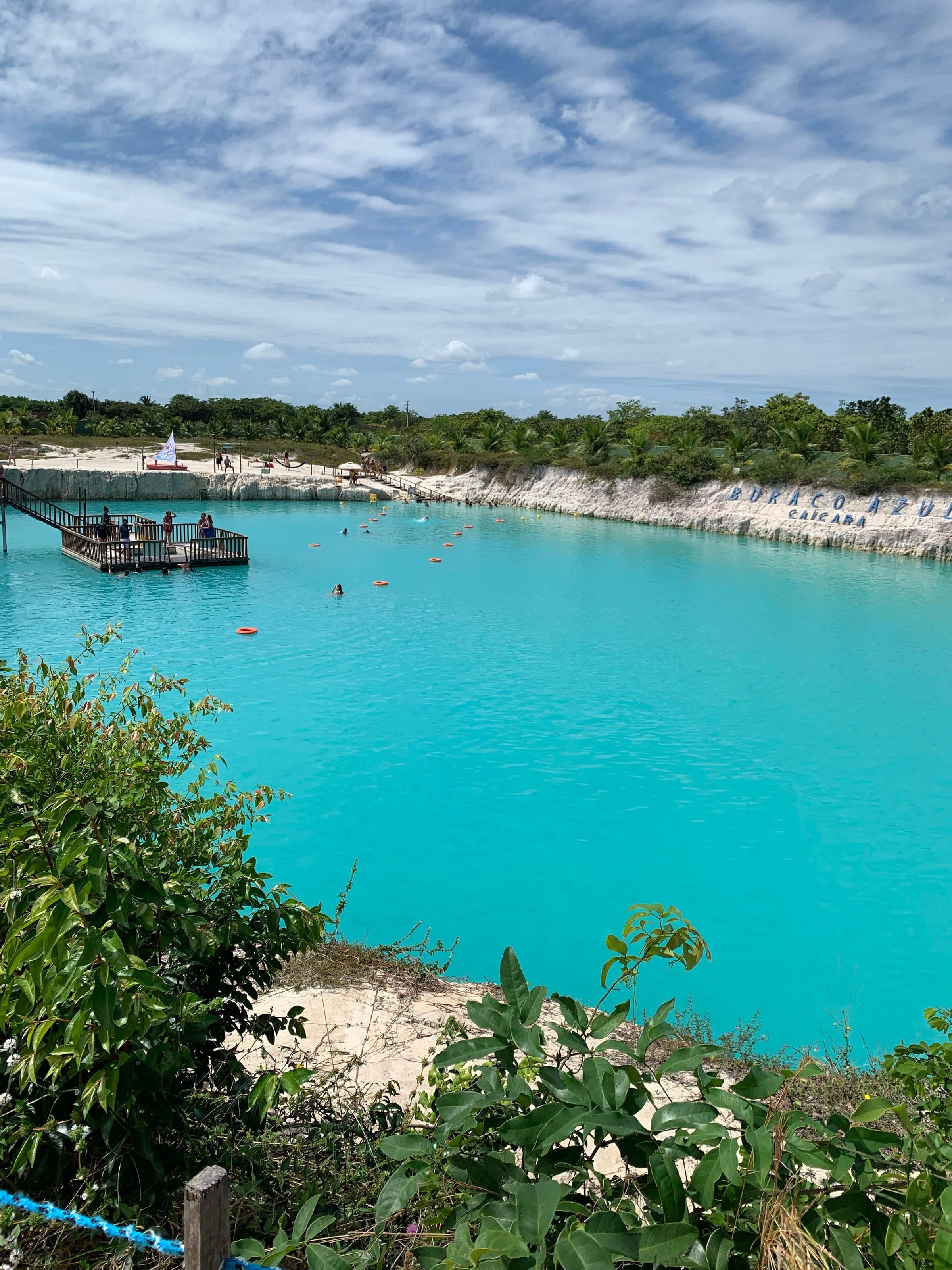 Águas azuis e transparentes da lagoa do Buraco Azul com um deque de madeira