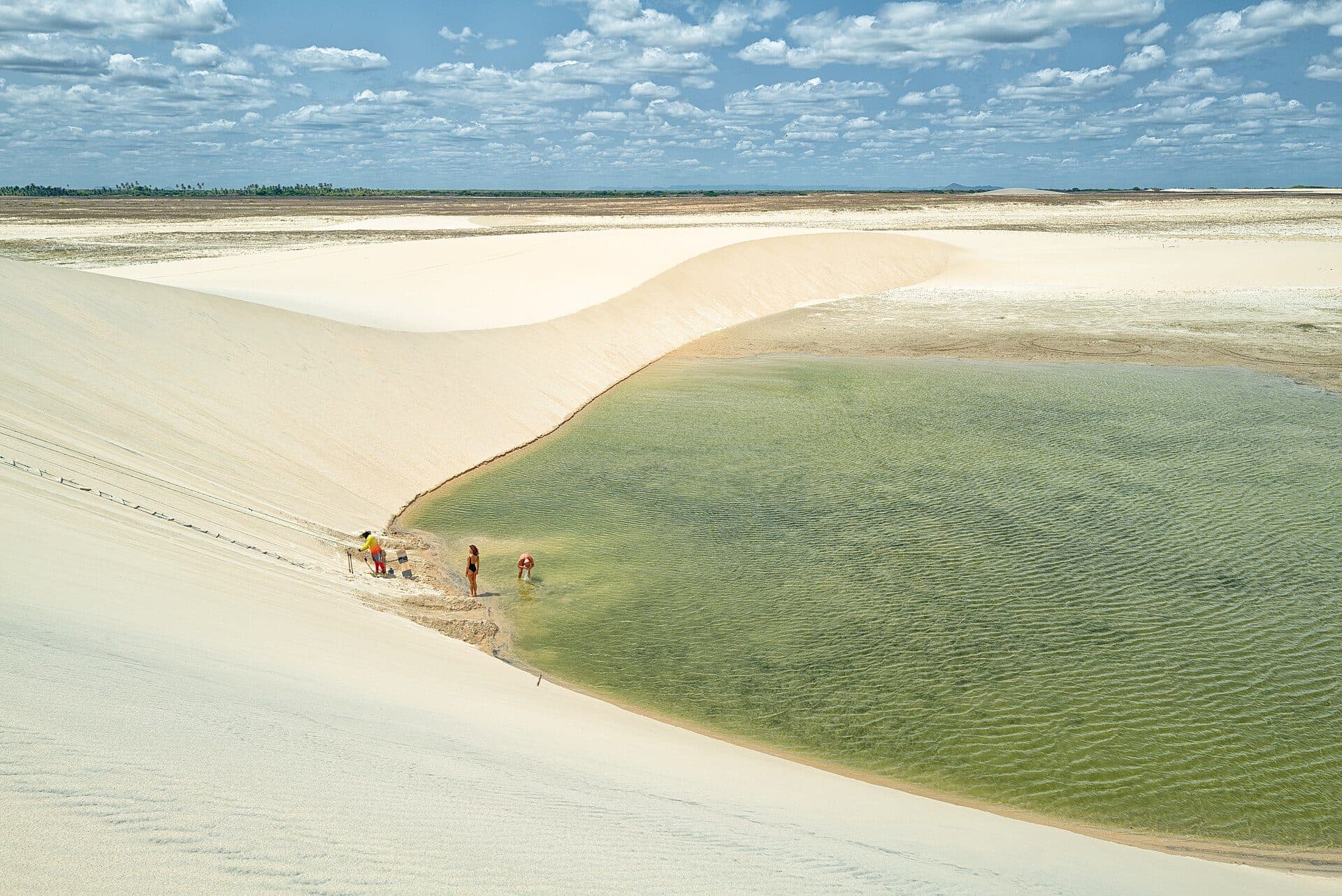 Paisagem com dunas de areia e vegetação em Mangue Seco