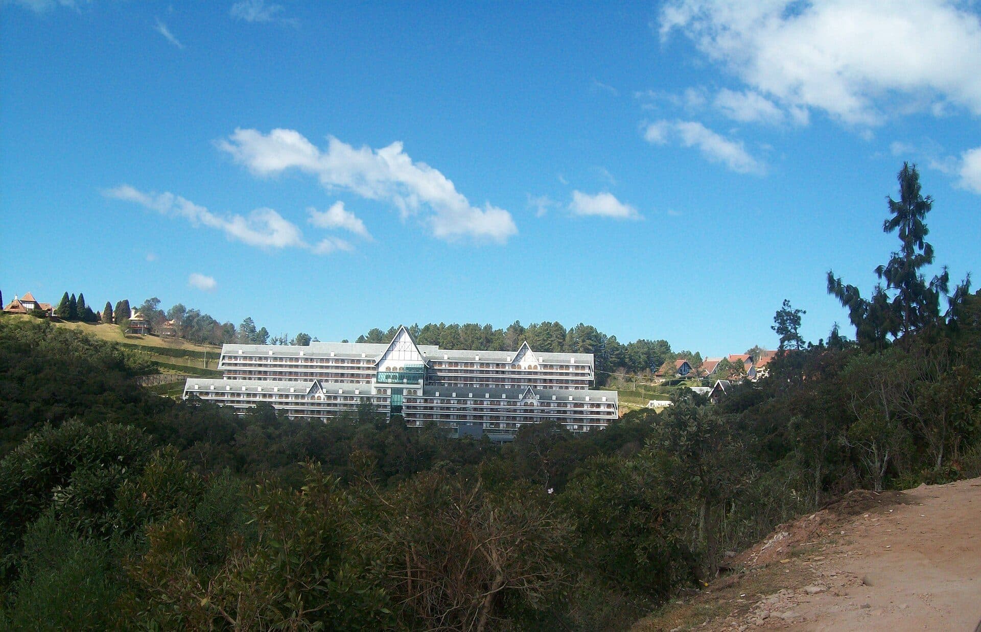 Fachada de um hotel localizado em Campos do Jordão