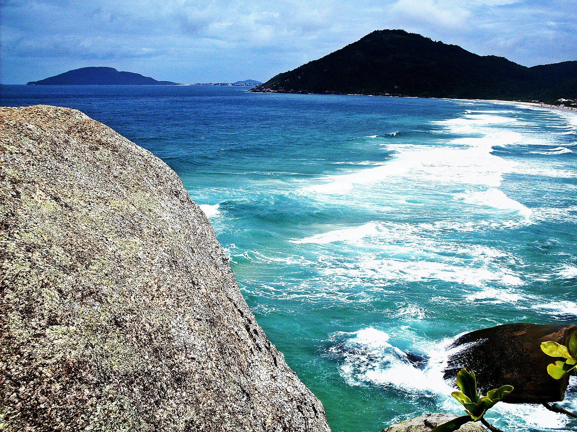 Vista da orla da Praia Brava em Florianópolis, Santa Catarina