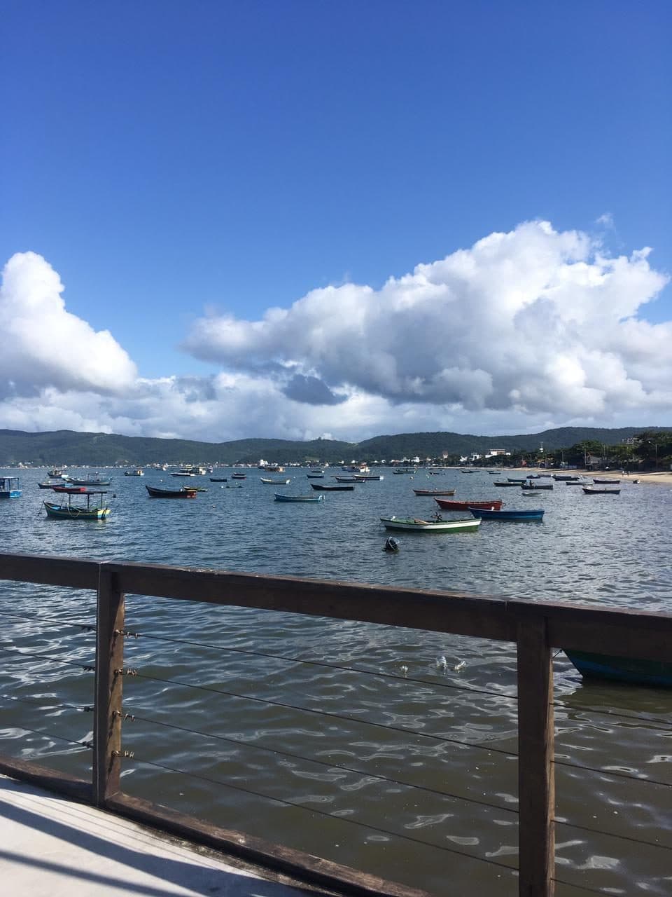 Barcos ancorados na praia de Canto Grande Mar de Dentro