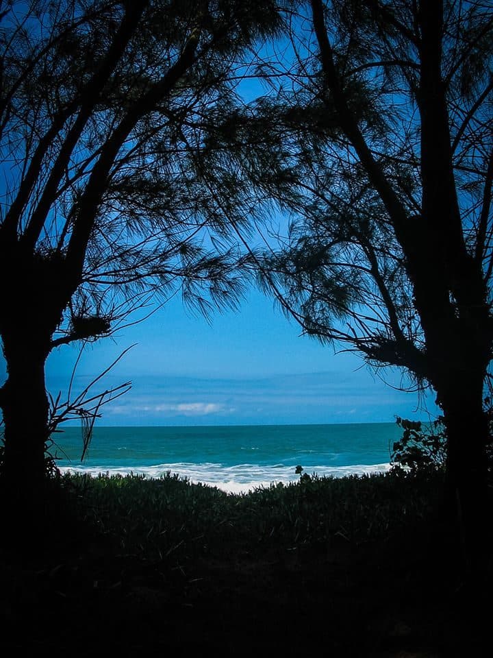 Paisagem da Praia do Estaleiro no litoral de Santa Catarina