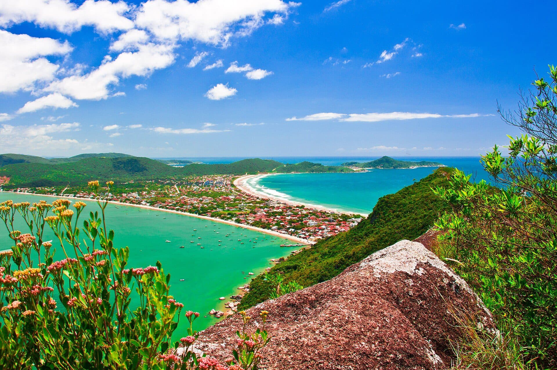 Vista panorâmica do Morro do Macaco em Bombinhas, Santa Catarina