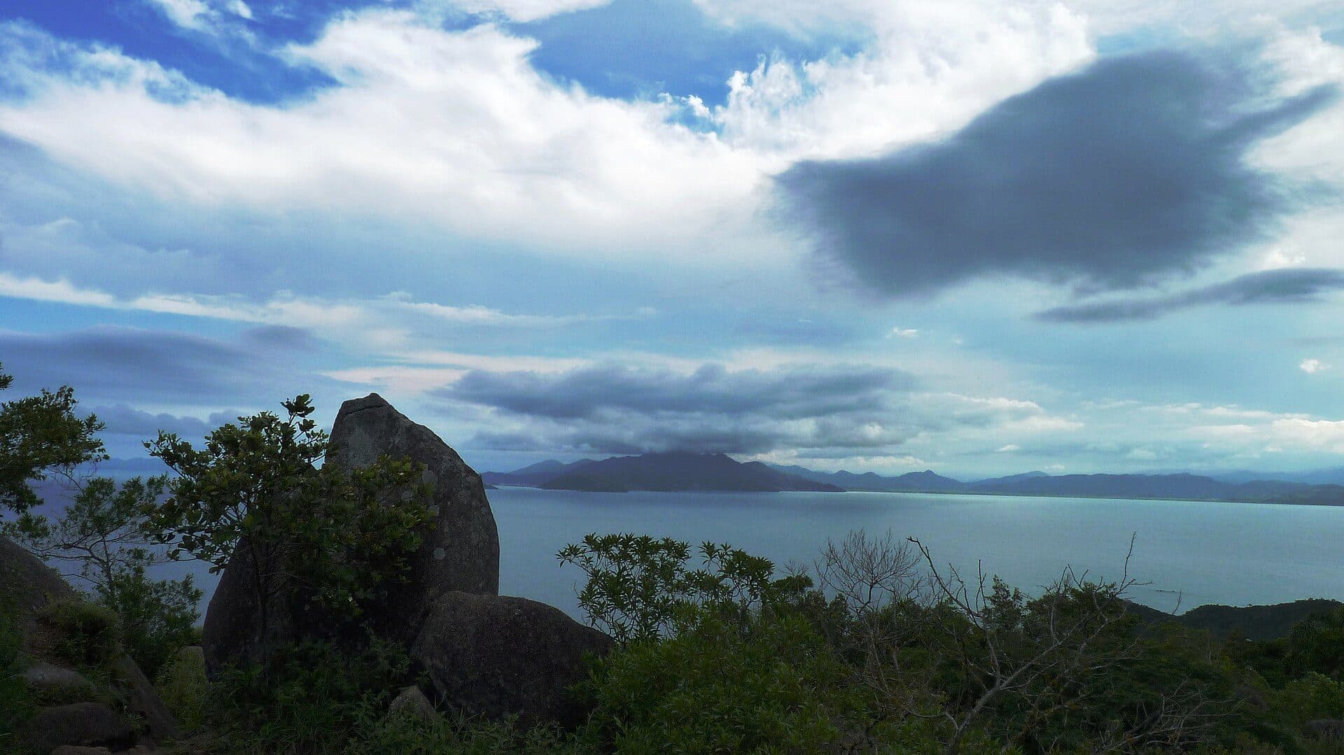 Vista panorâmica do Morro do Macaco cercado pela vegetação e o mar