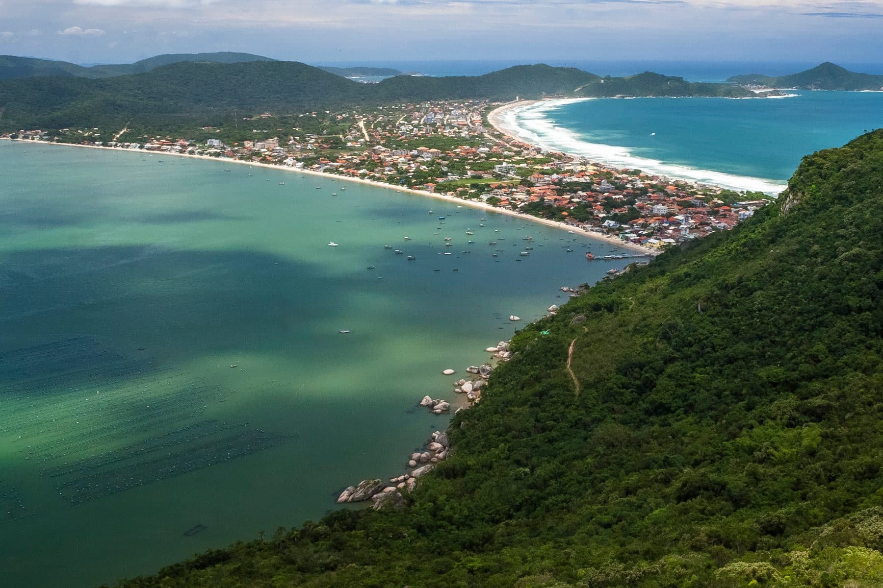 Vista panorâmica do litoral e das praias de Bombinhas vista do alto