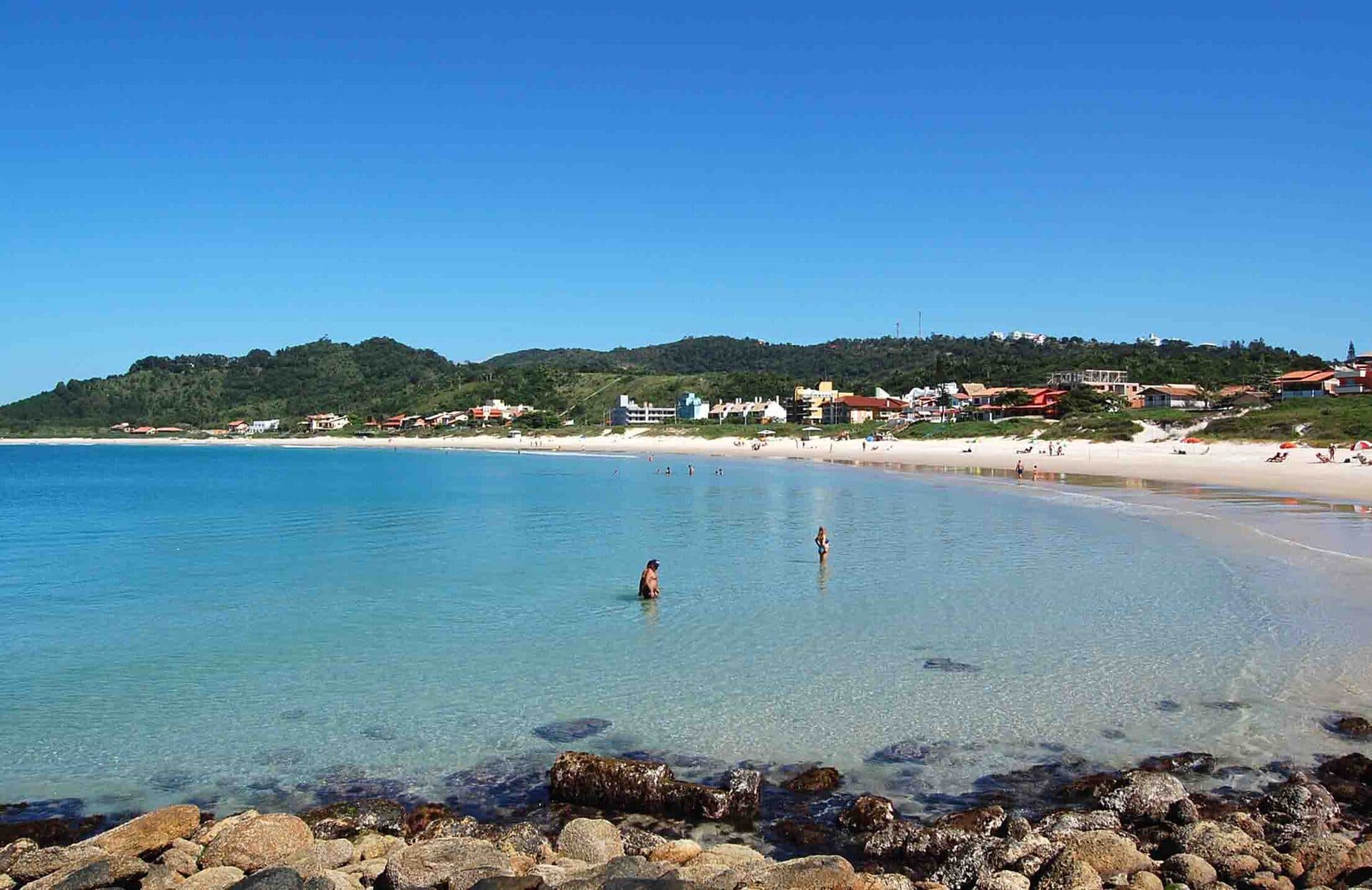 Paisagem de mar e faixa de areia na Praia de Quatro Ilhas