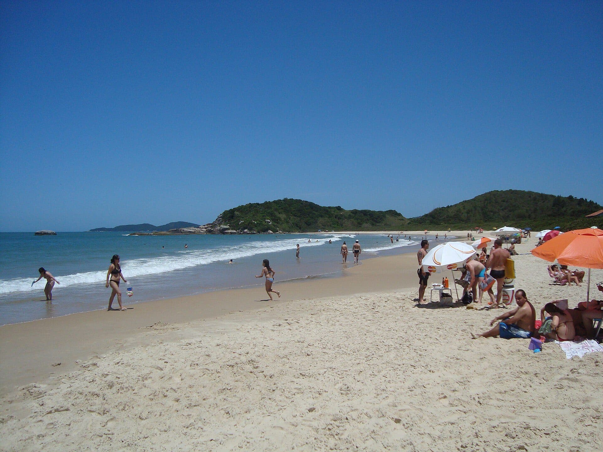 Vista panorâmica da Praia de Zimbros em Santa Catarina