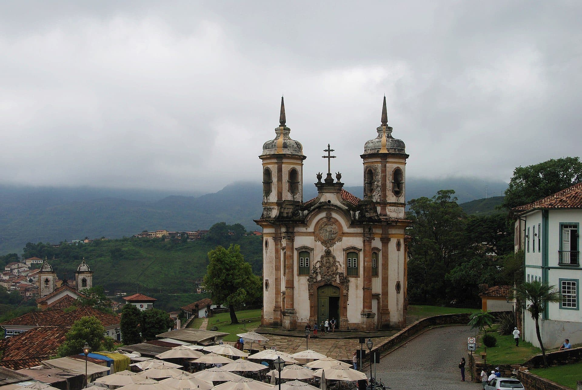 Vista da cidade histórica de Ouro Preto com casario colonial