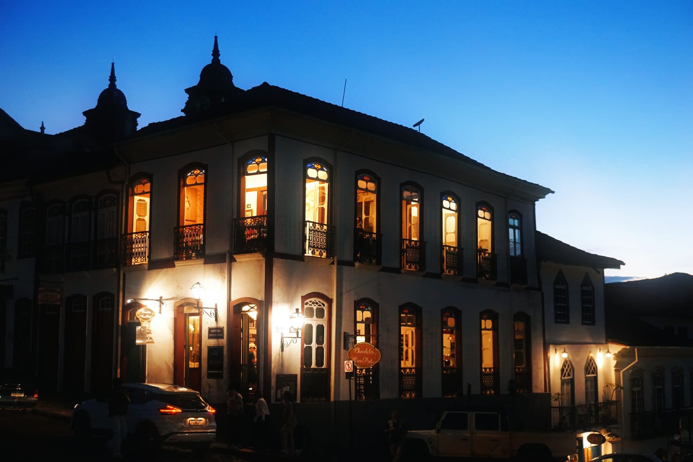 Vista ao crepúsculo de uma construção histórica com arquitetura colonial em Ouro Preto