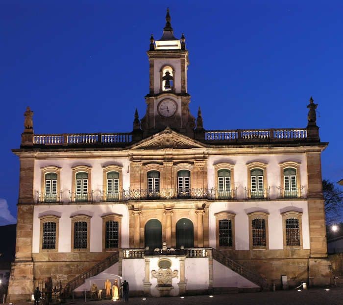 Fachada de uma igreja histórica no centro de Ouro Preto