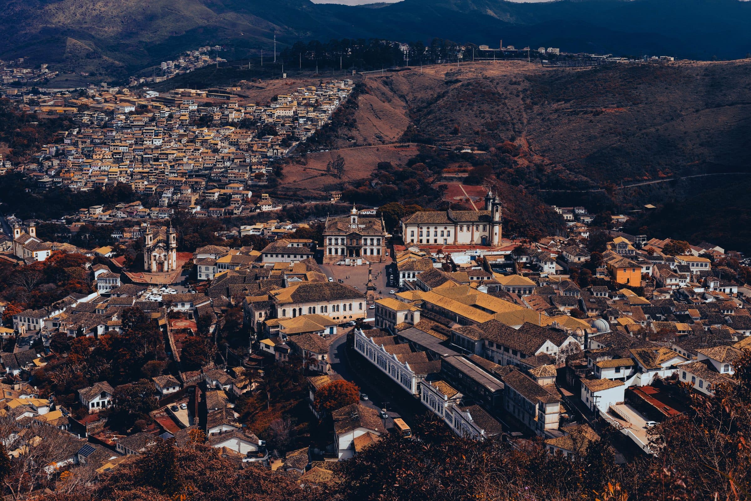 Vista aérea de Ouro Preto destacando a arquitetura histórica e as montanhas ao redor