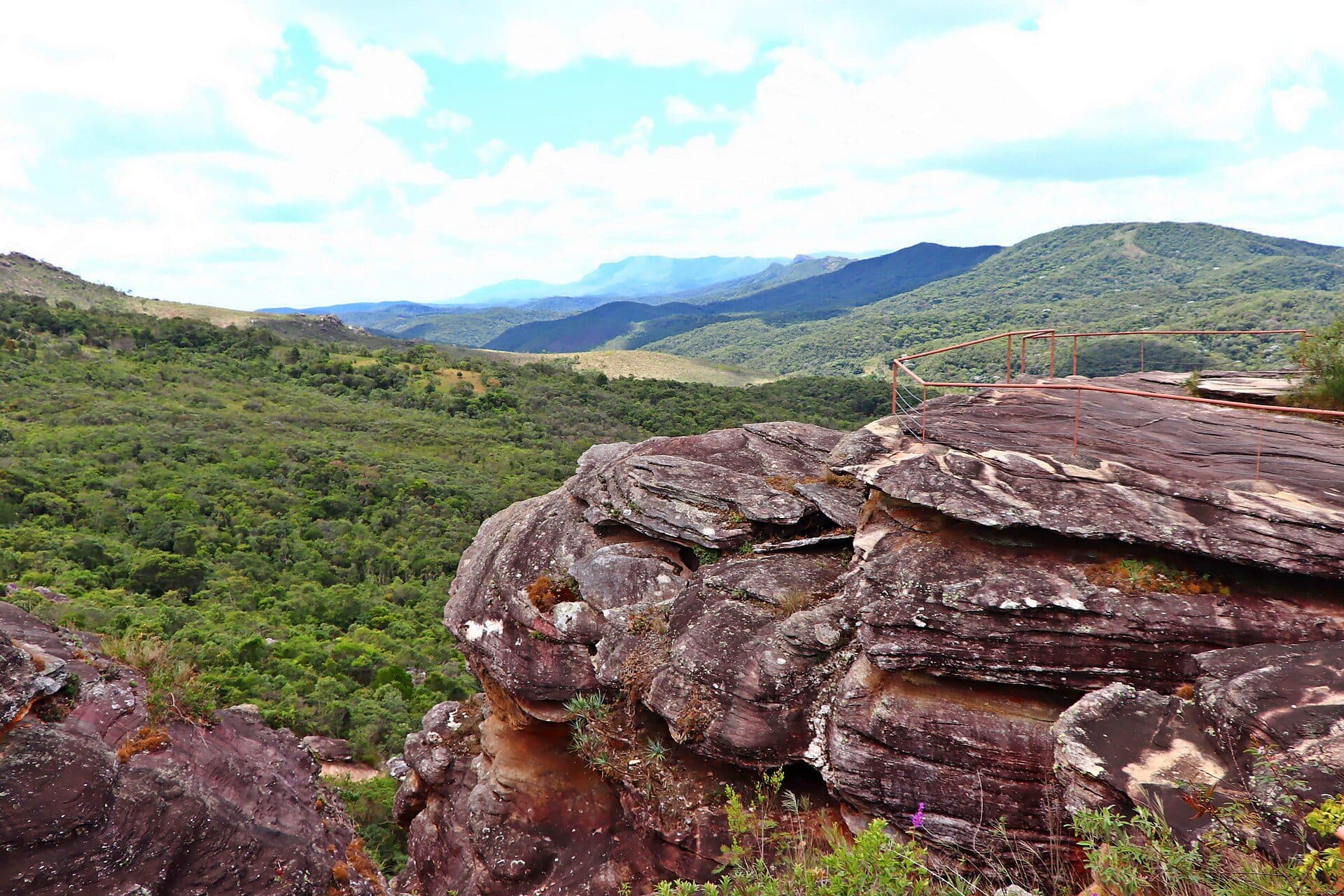 Vista do mirante na Área de Proteção Ambiental Cachoeira das Andorinhas