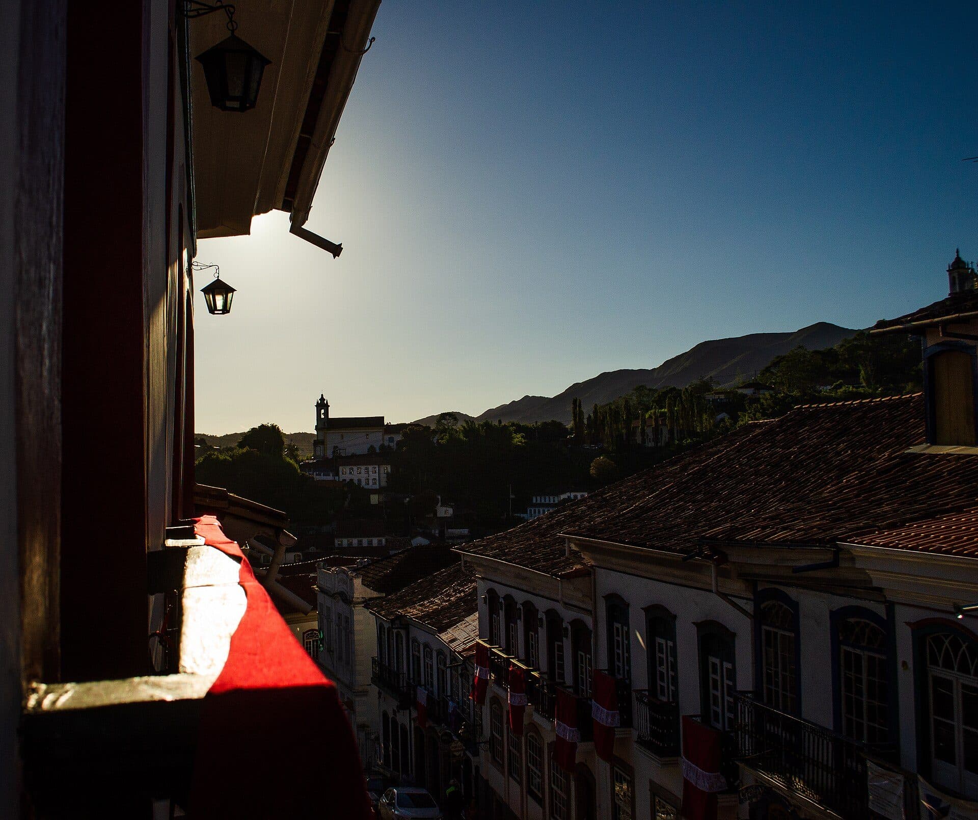 Vista da paisagem urbana de Ouro Preto a partir da Rua Direita