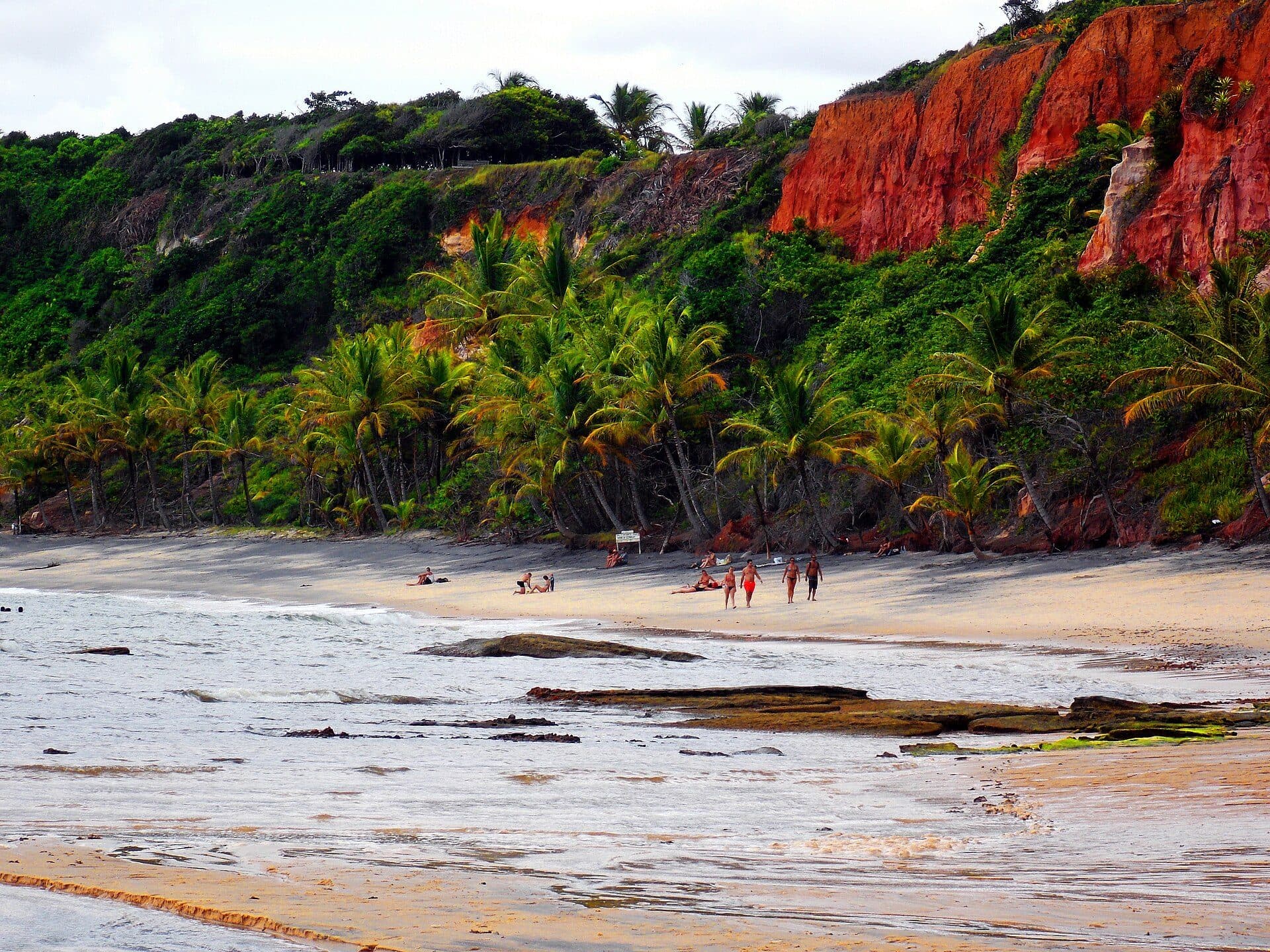 Faixa de areia e mar na Praia da Pitinga na Bahia