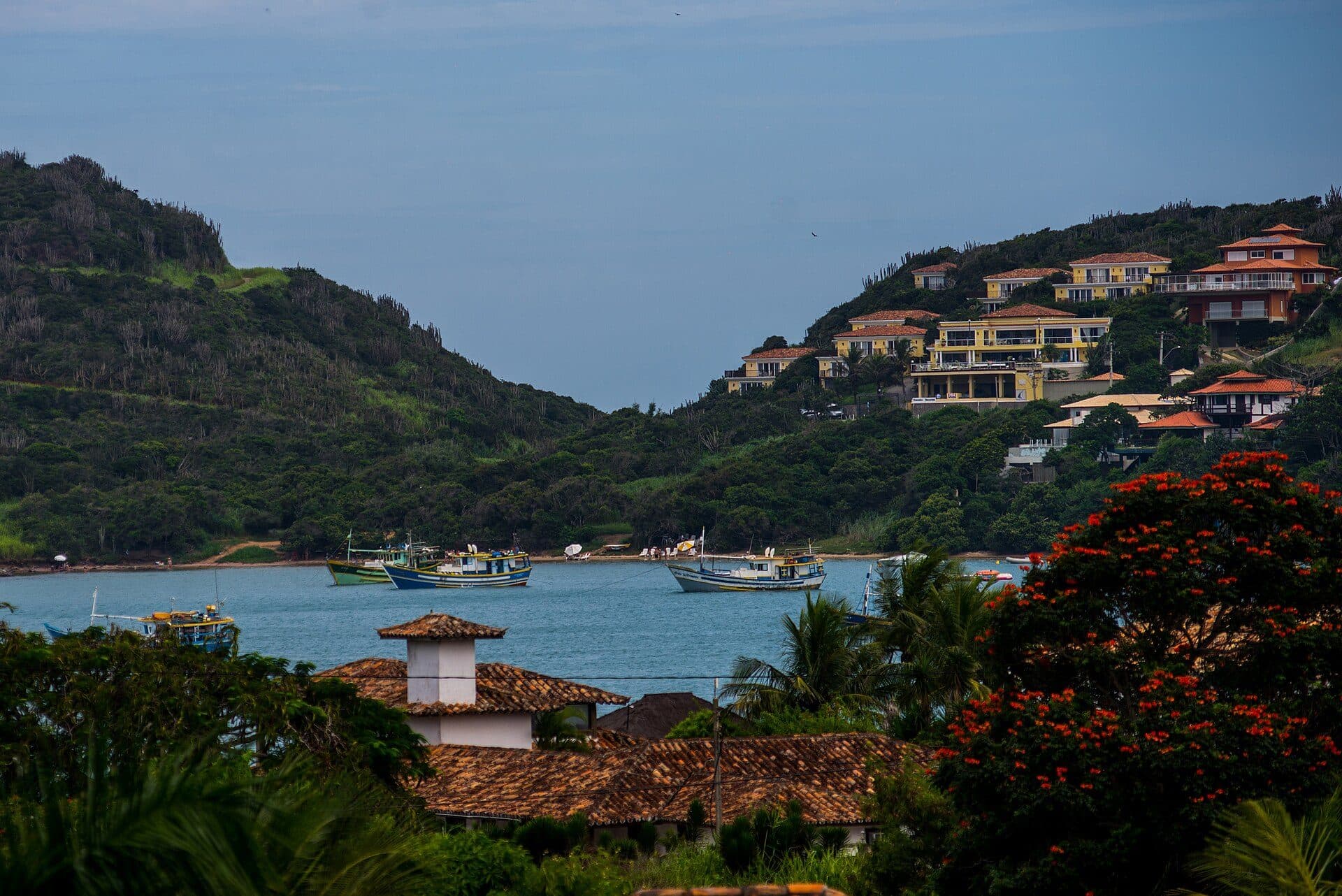 Vista da orla marítima em Armação dos Búzios no Rio de Janeiro