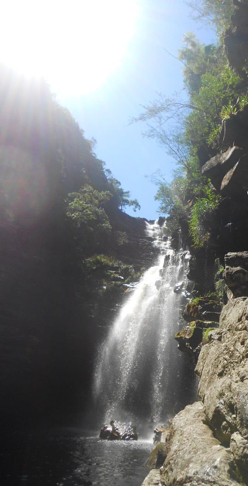 Cachoeira do Sossego iluminada pelo sol na Chapada Diamantina