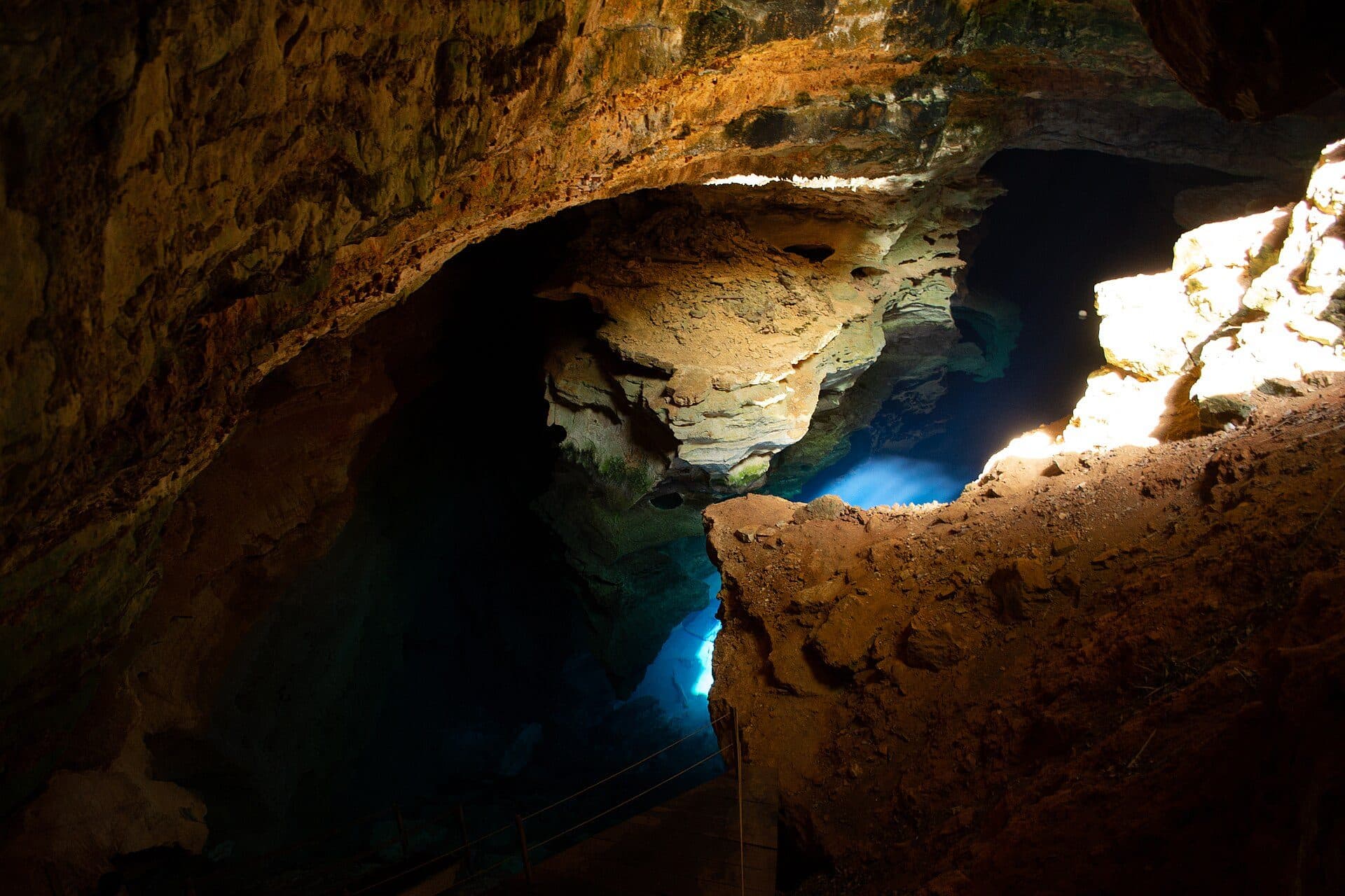 Água azul e transparente no interior da caverna do Poço Azul na Chapada Diamantina