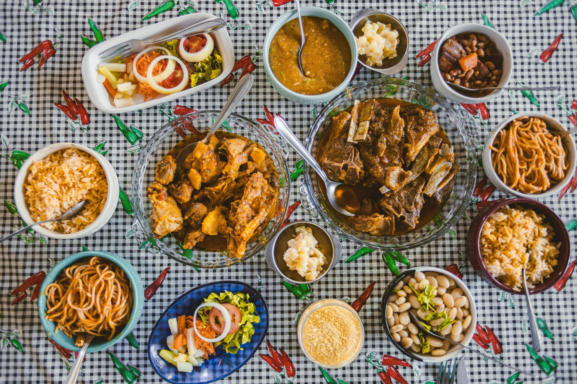 Variedade de pratos da culinária brasileira dispostos em uma mesa tradicional