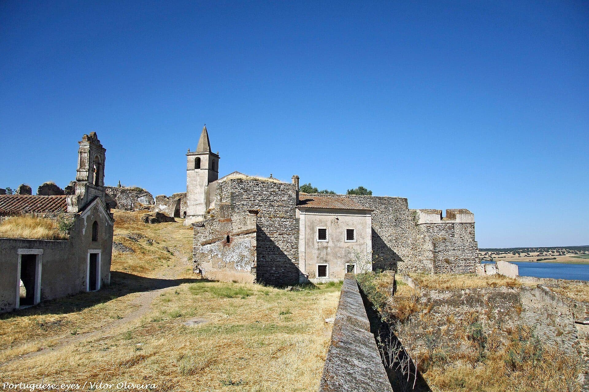 Vista das ruínas de pedra da Fortaleza de Juromenha em Portugal