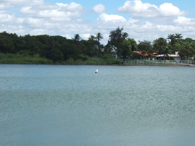 Vista panorâmica da Lagoa de Messejana com vegetação em suas margens