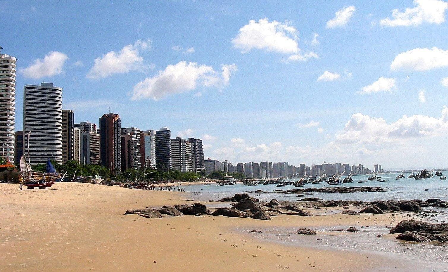 Vista da Praia do Mucuripe em Fortaleza com barcos ancorados no mar