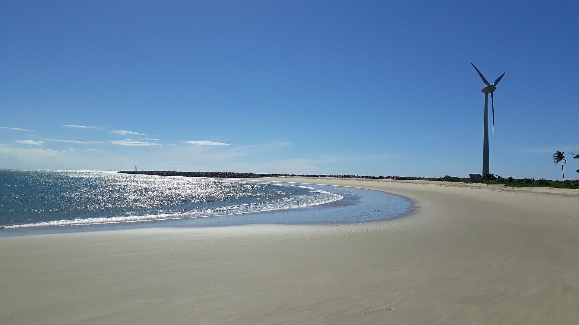 Faixa de areia clara e mar calmo na Praia Mansa em Fortaleza
