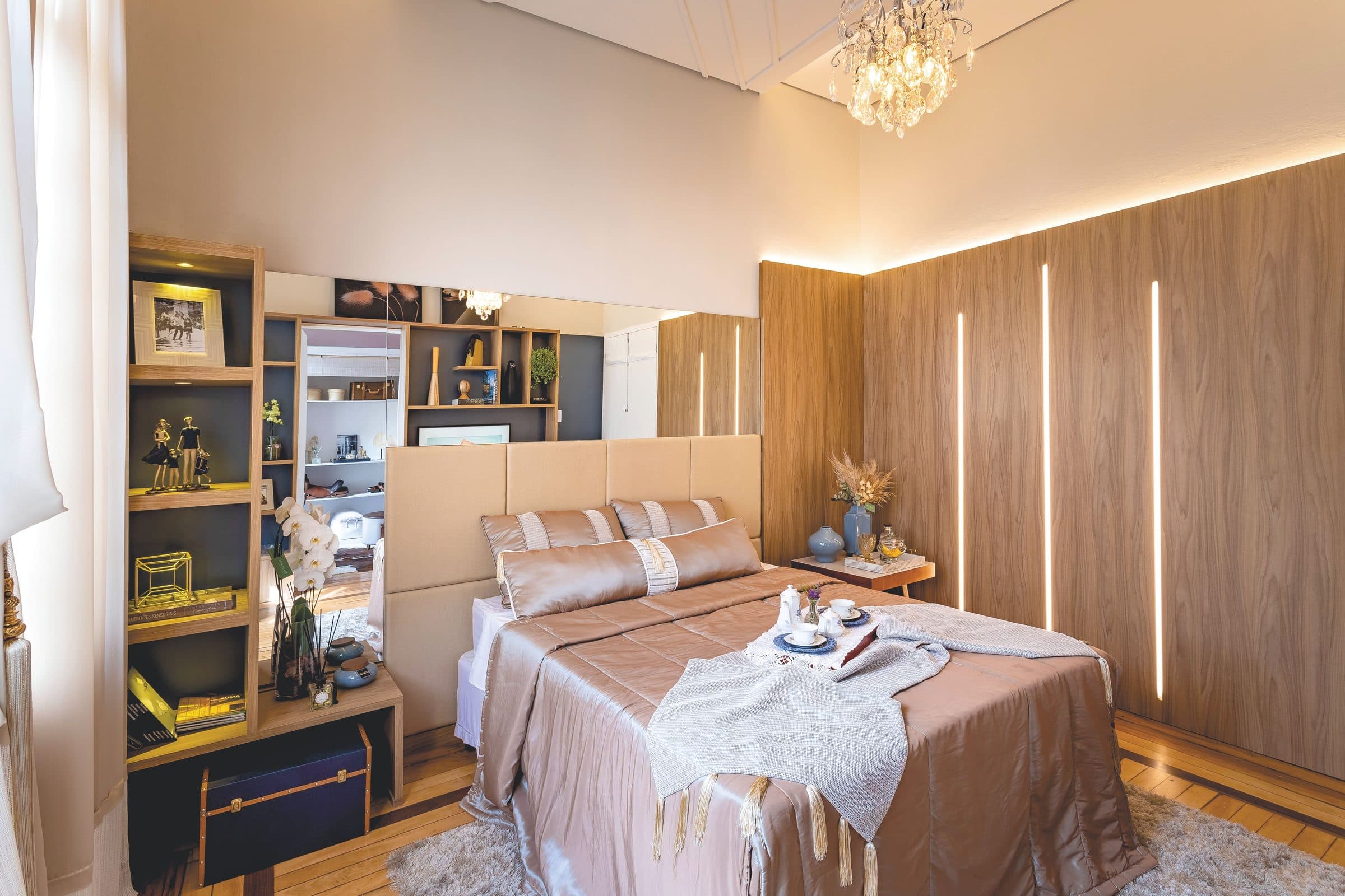 Quarto moderno com iluminação suave e bandeja de café da manhã sobre a cama