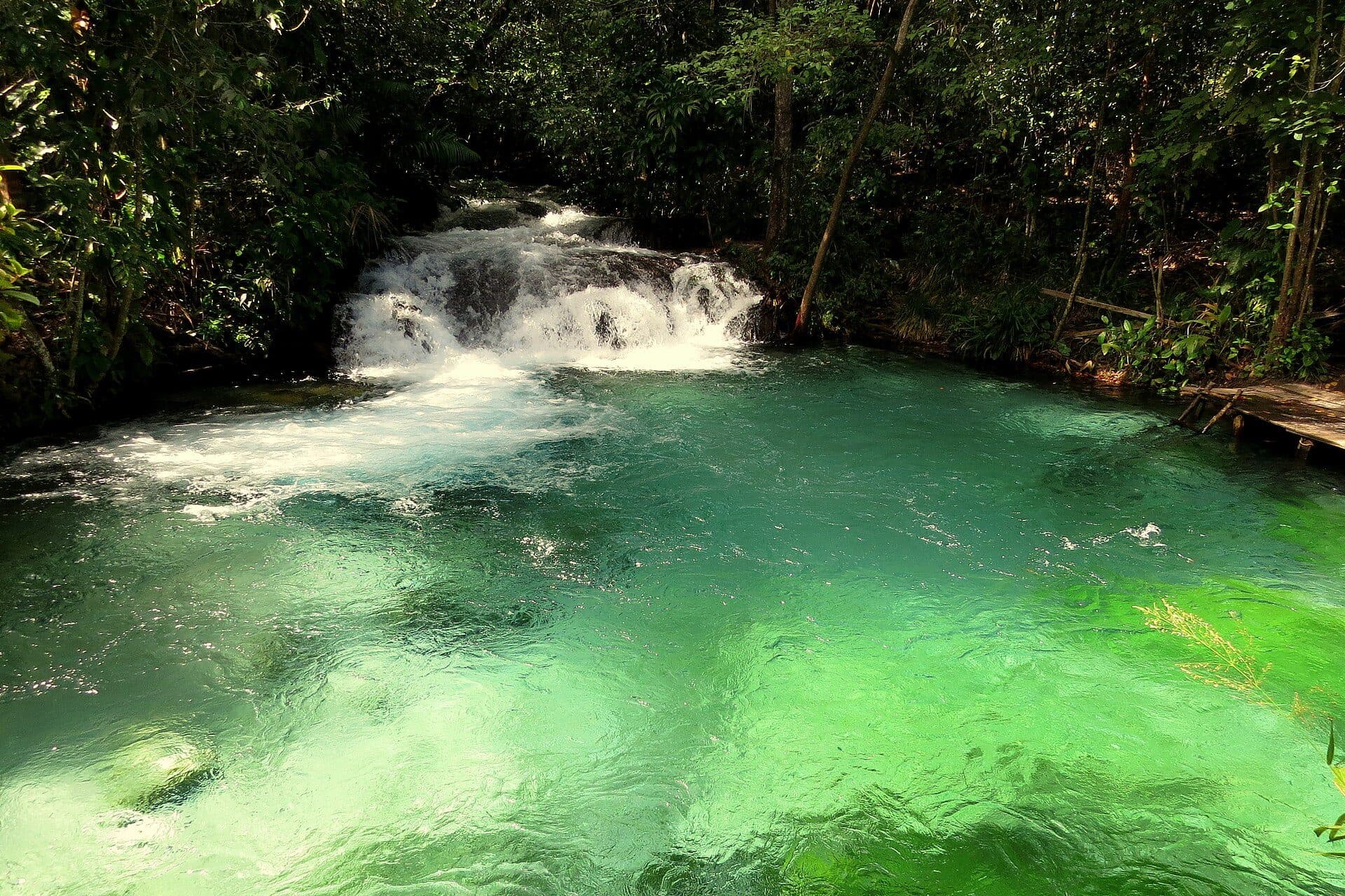 Vista da Cachoeira da Formiga com águas transparentes no Jalapão