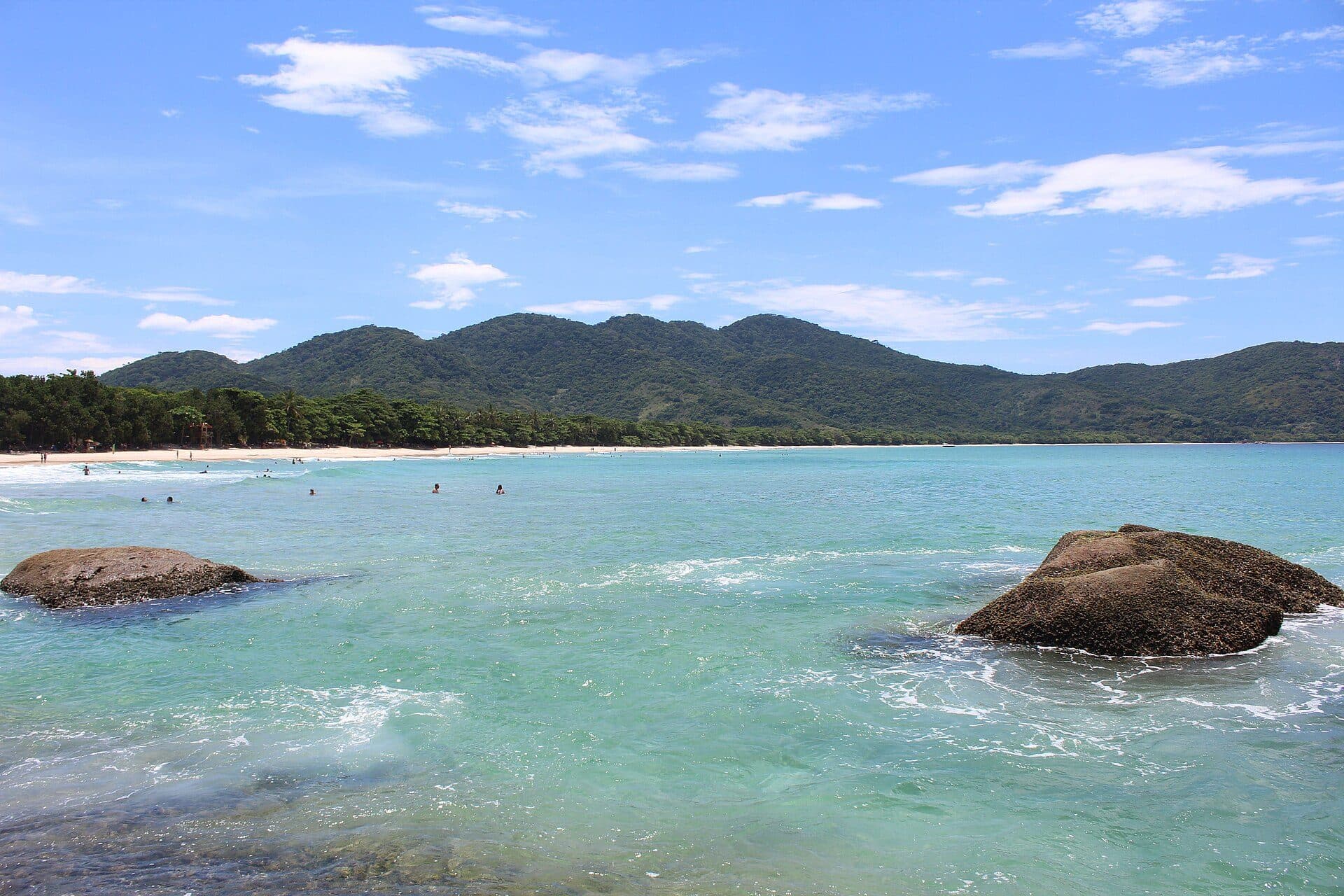 Vista da areia clara e do mar na Praia de Lopes Mendes, em Ilha Grande