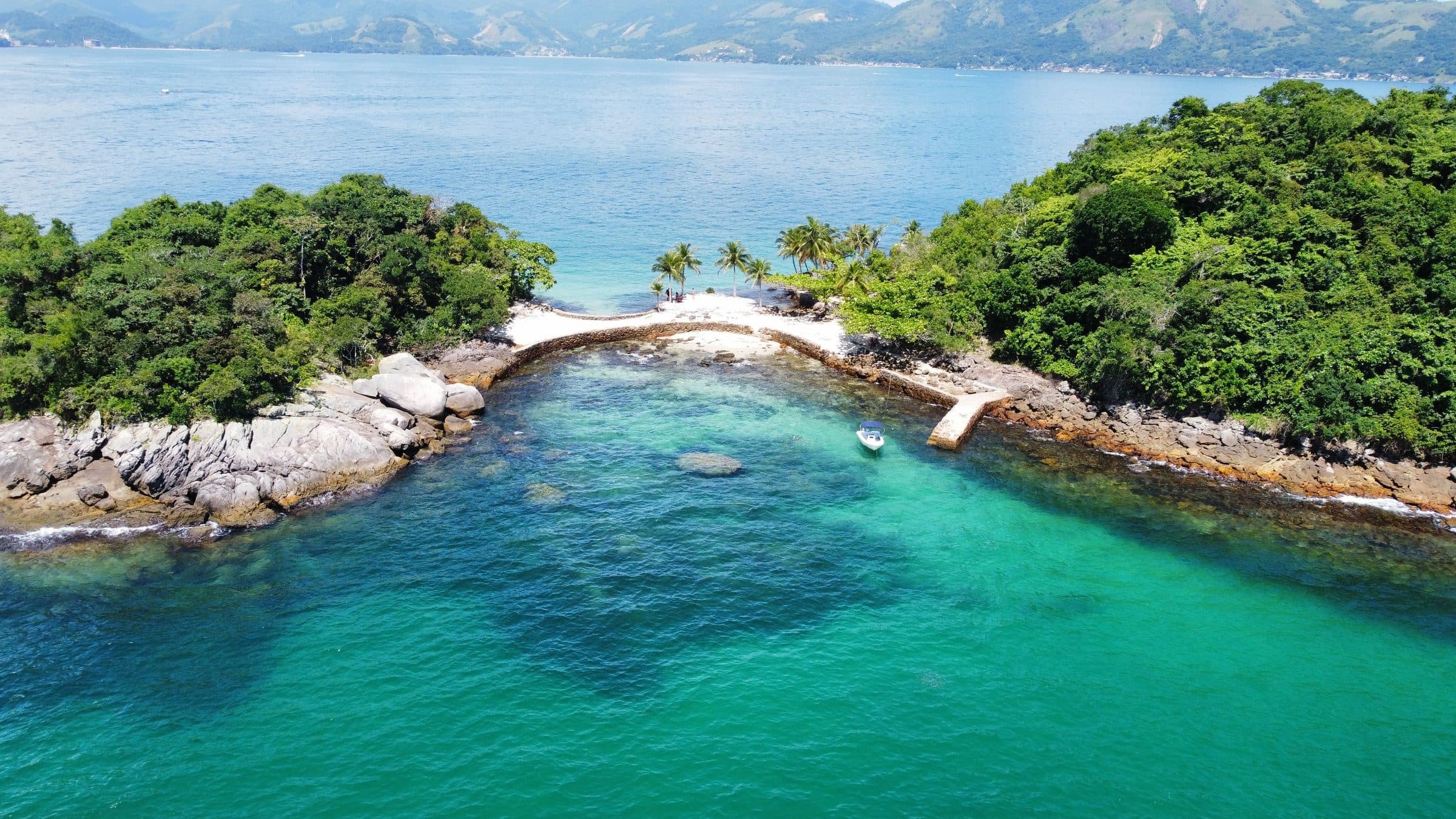 Vista aérea de uma ilha tropical em Angra dos Reis cercada por águas azul-turquesa