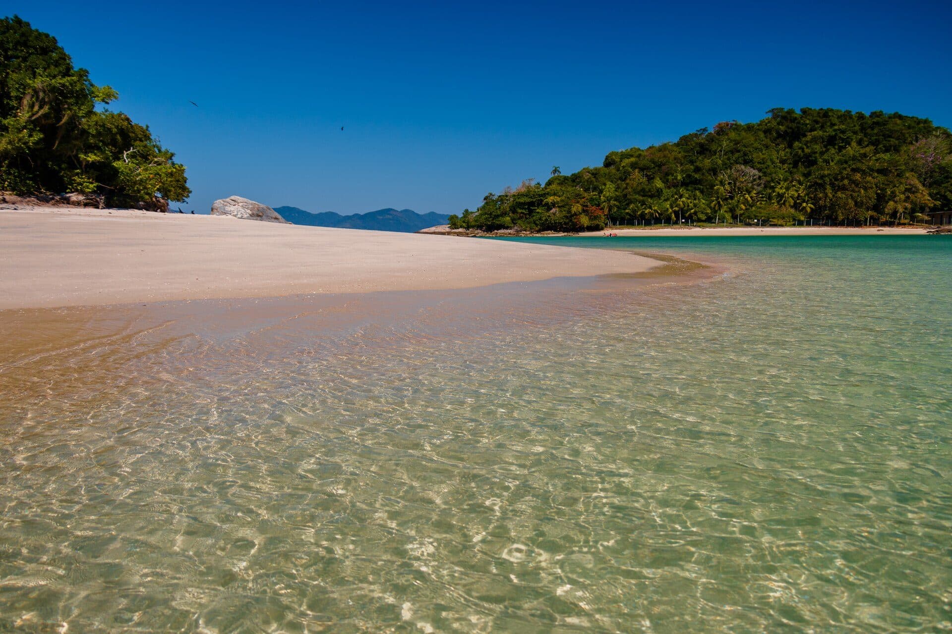 Vista da praia na Ilha de Cataguases durante o dia