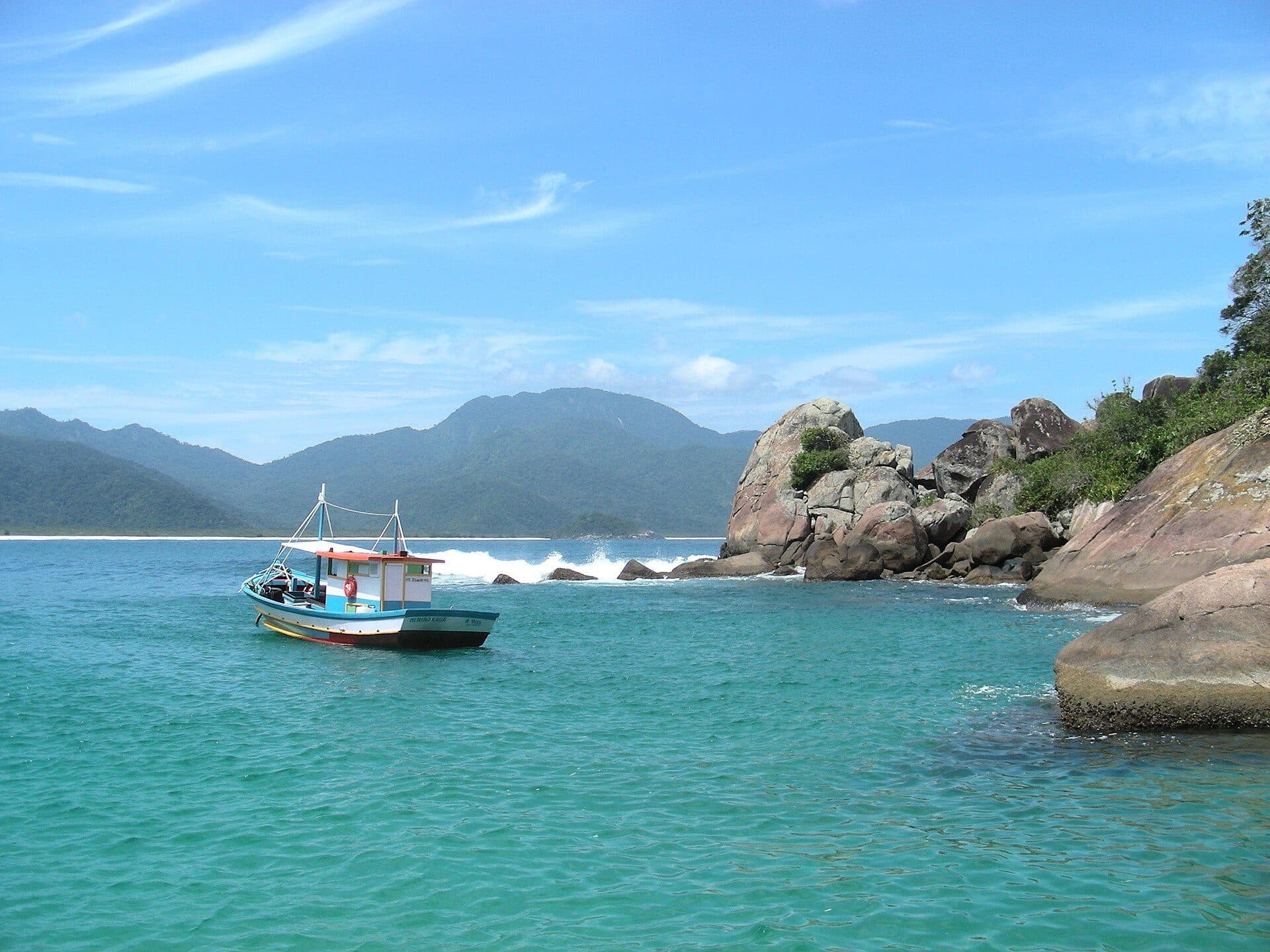 Vista panorâmica da Praia do Aventureiro em Ilha Grande