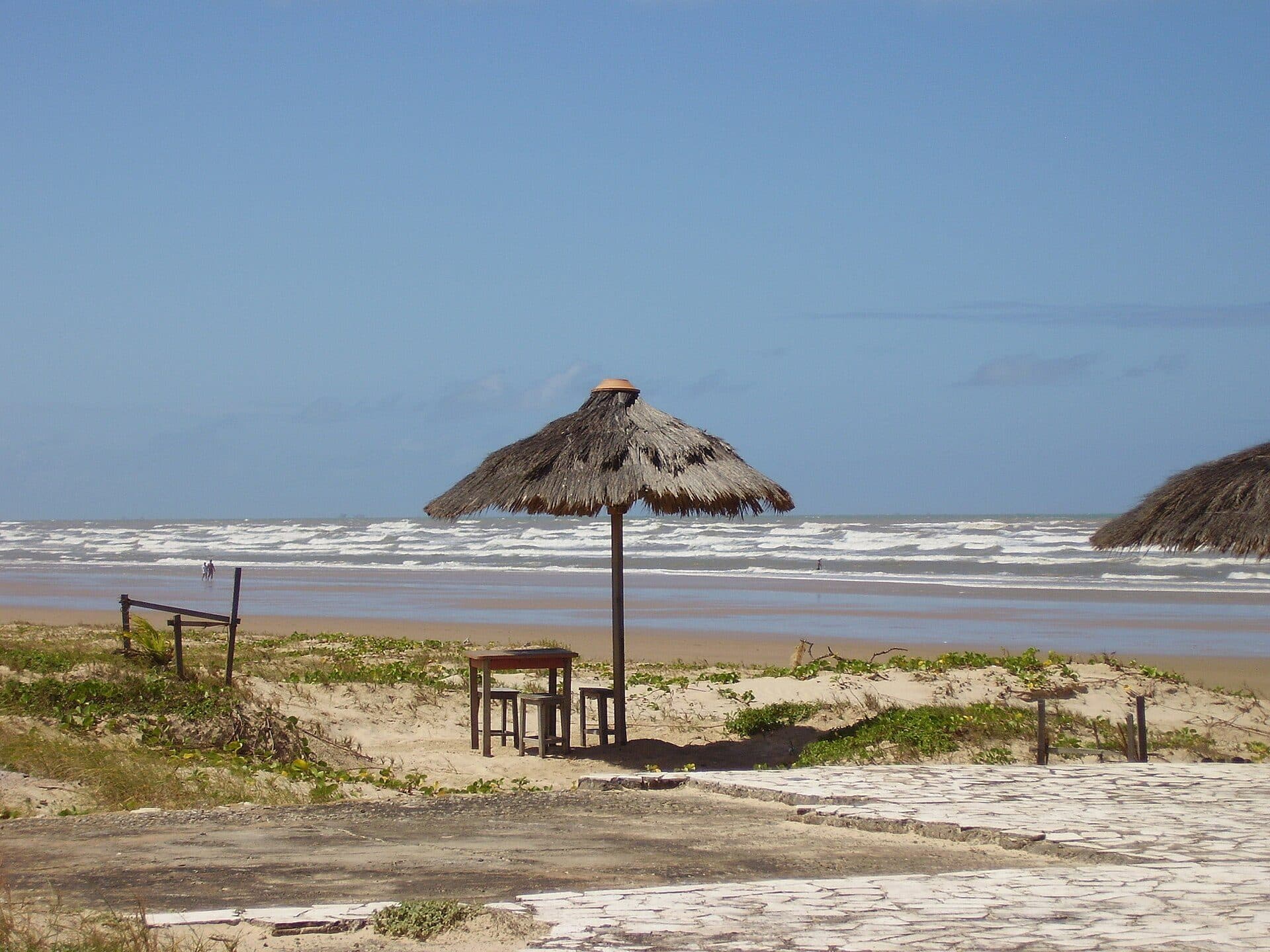 Sombreiro montado na areia de uma praia em Aracaju