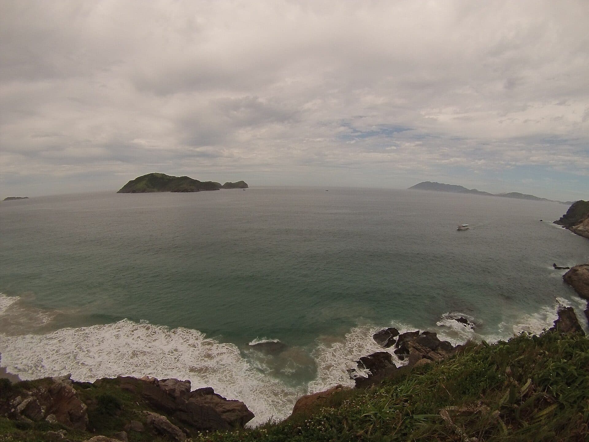 Vista da orla e do mar na Praia Brava em Cabo Frio