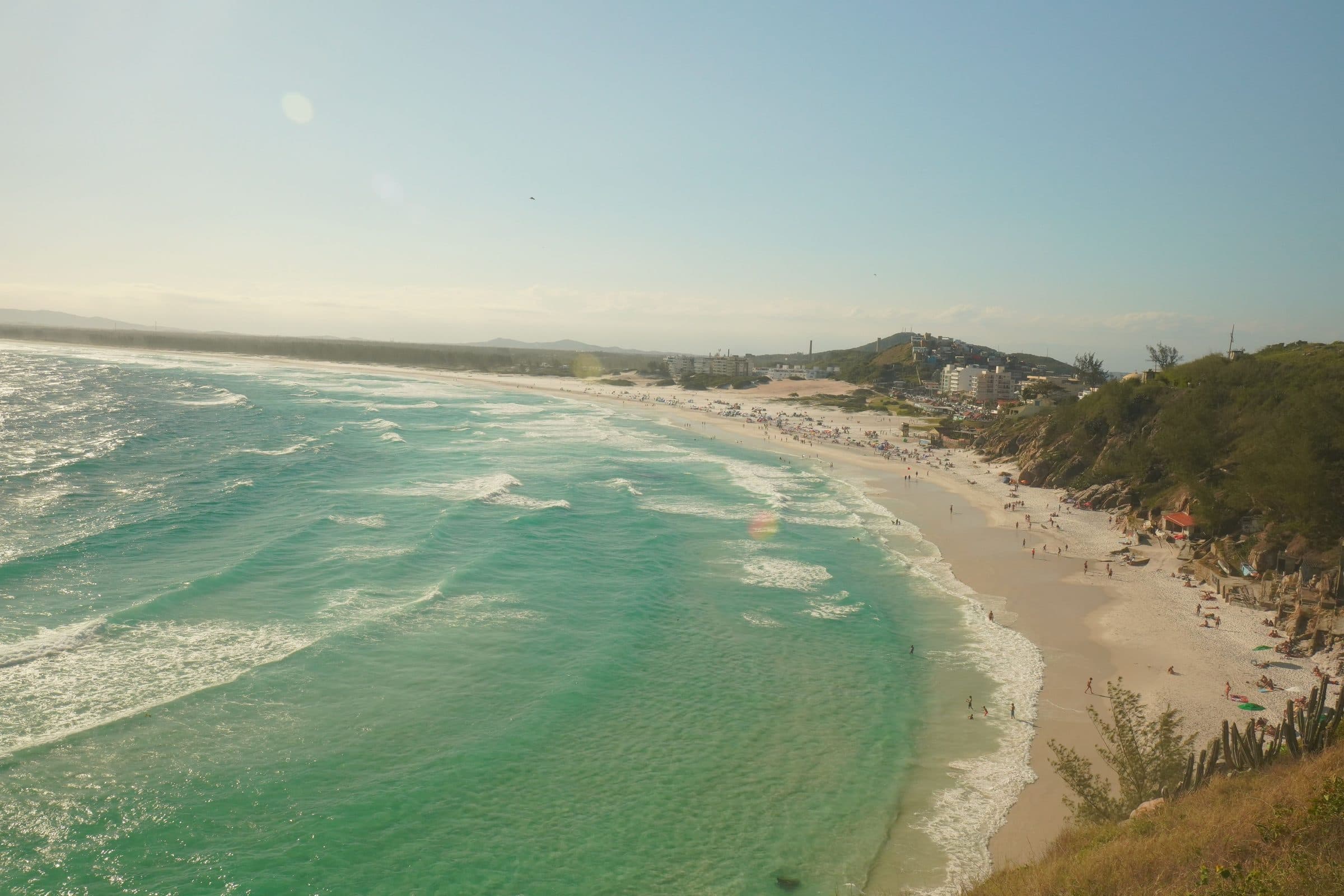 Vista da Praia Grande em Arraial do Cabo com mar de águas azul-turquesa e faixa de areia