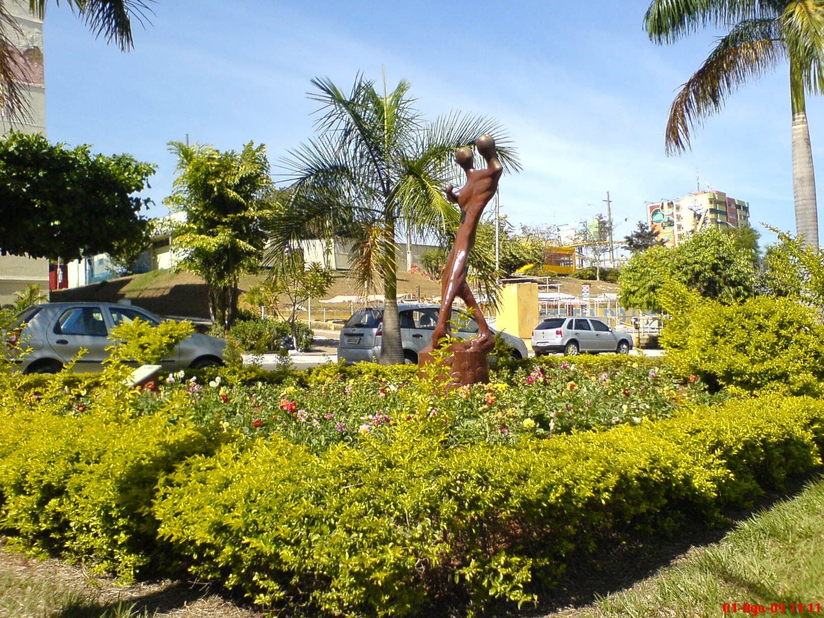 Escultura localizada em praça pública de Caldas Novas, Goiás