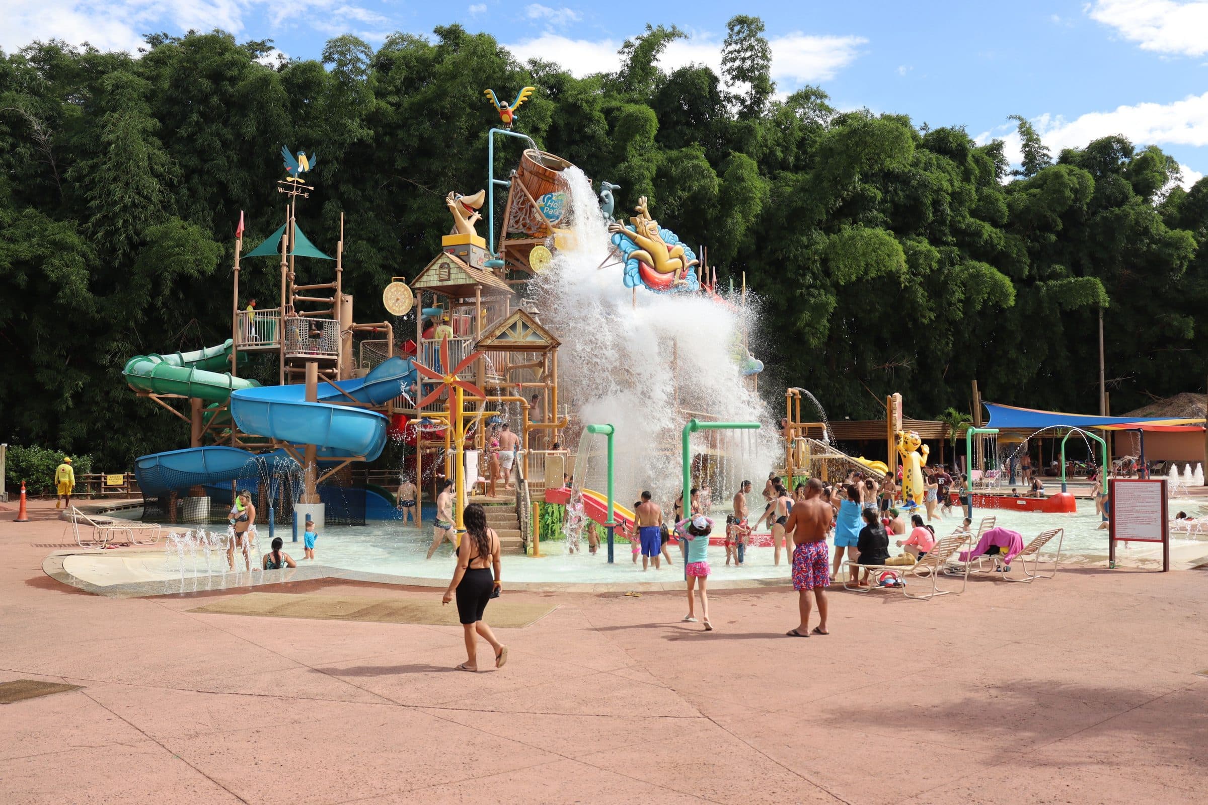 Famílias aproveitam o parque aquático colorido com toboáguas e áreas de lazer em Rio Quente