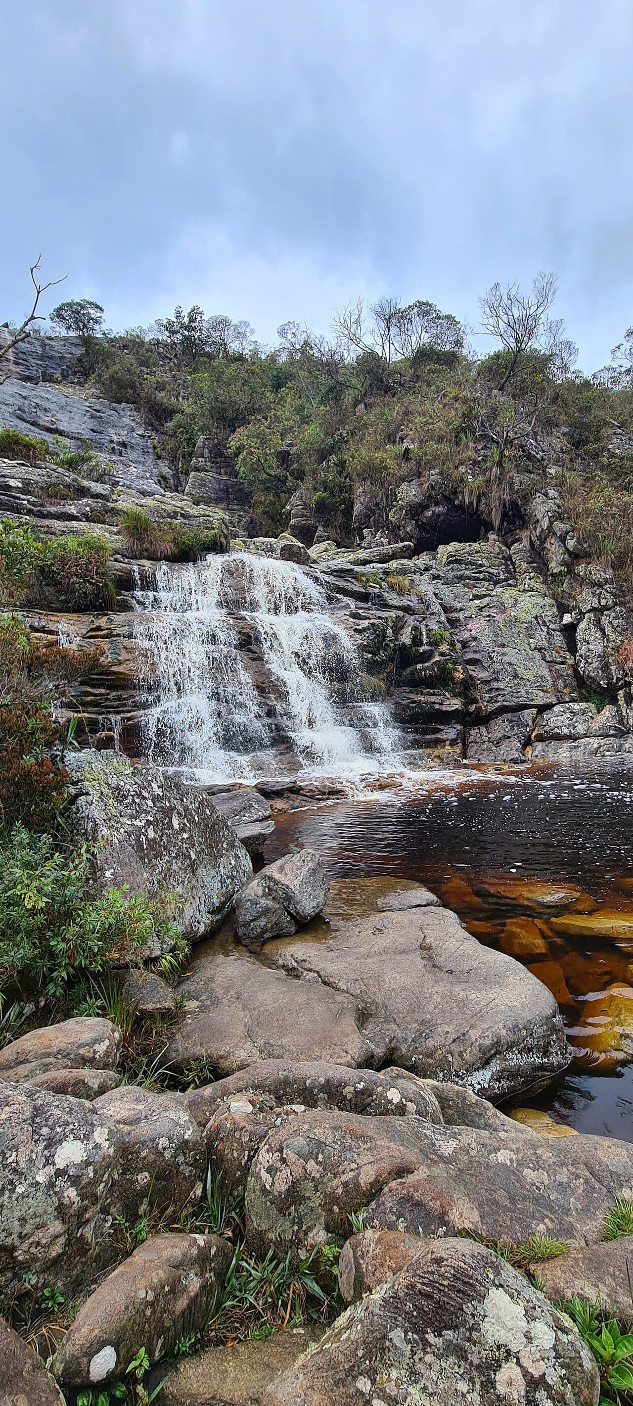 Vista da queda d'água da Cachoeira da Cascatinha