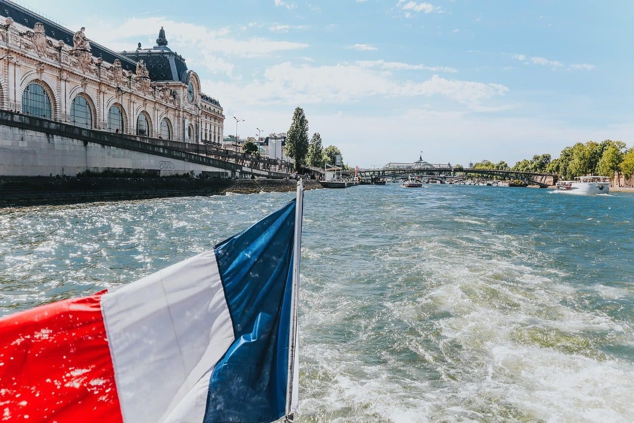 Vista do Rio Sena atravessando a cidade de Paris, na França