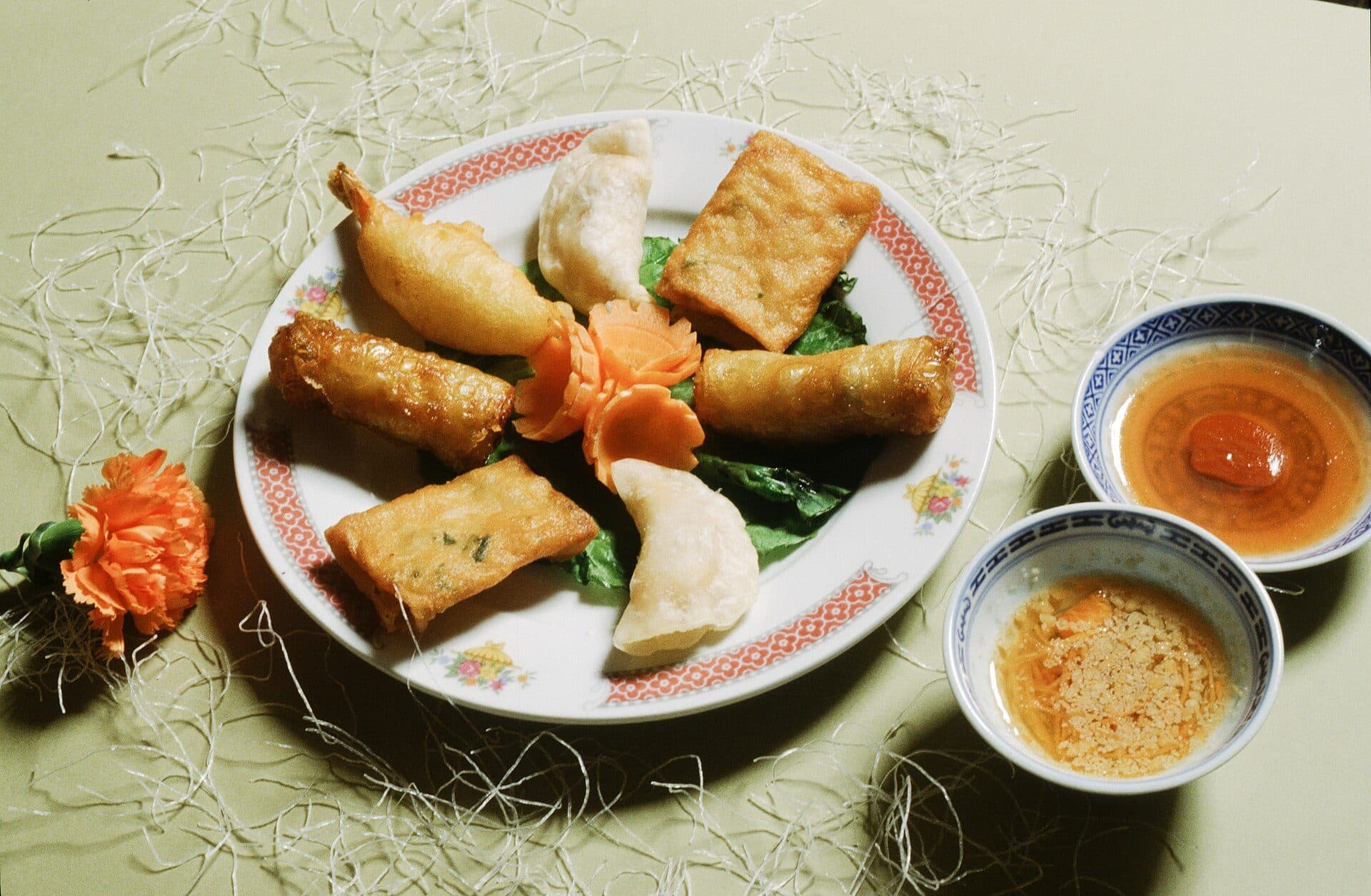 Prato típico da culinária chinesa servido à mesa