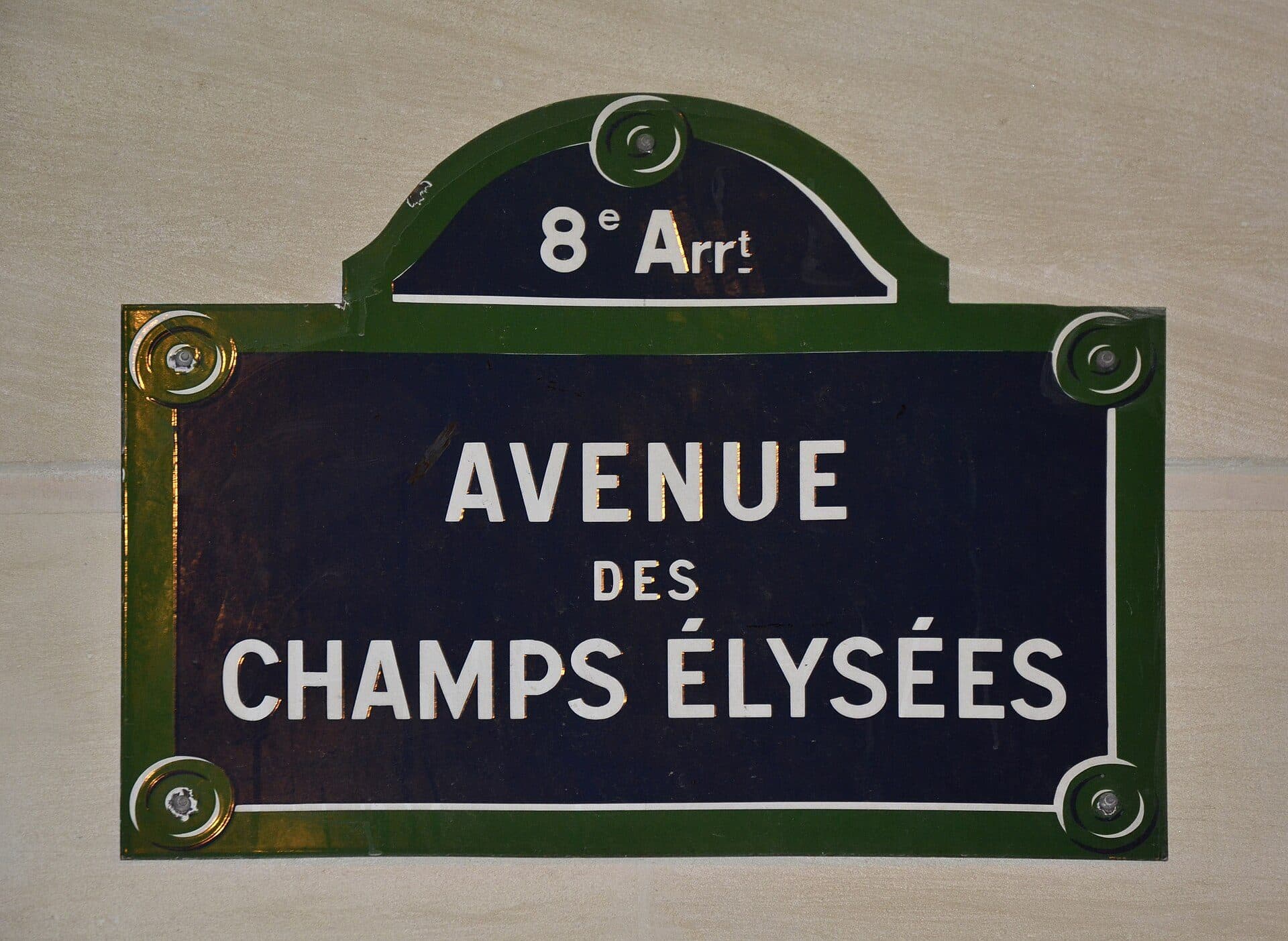 Placa de rua com o nome Avenue des Champs-Élysées em Paris