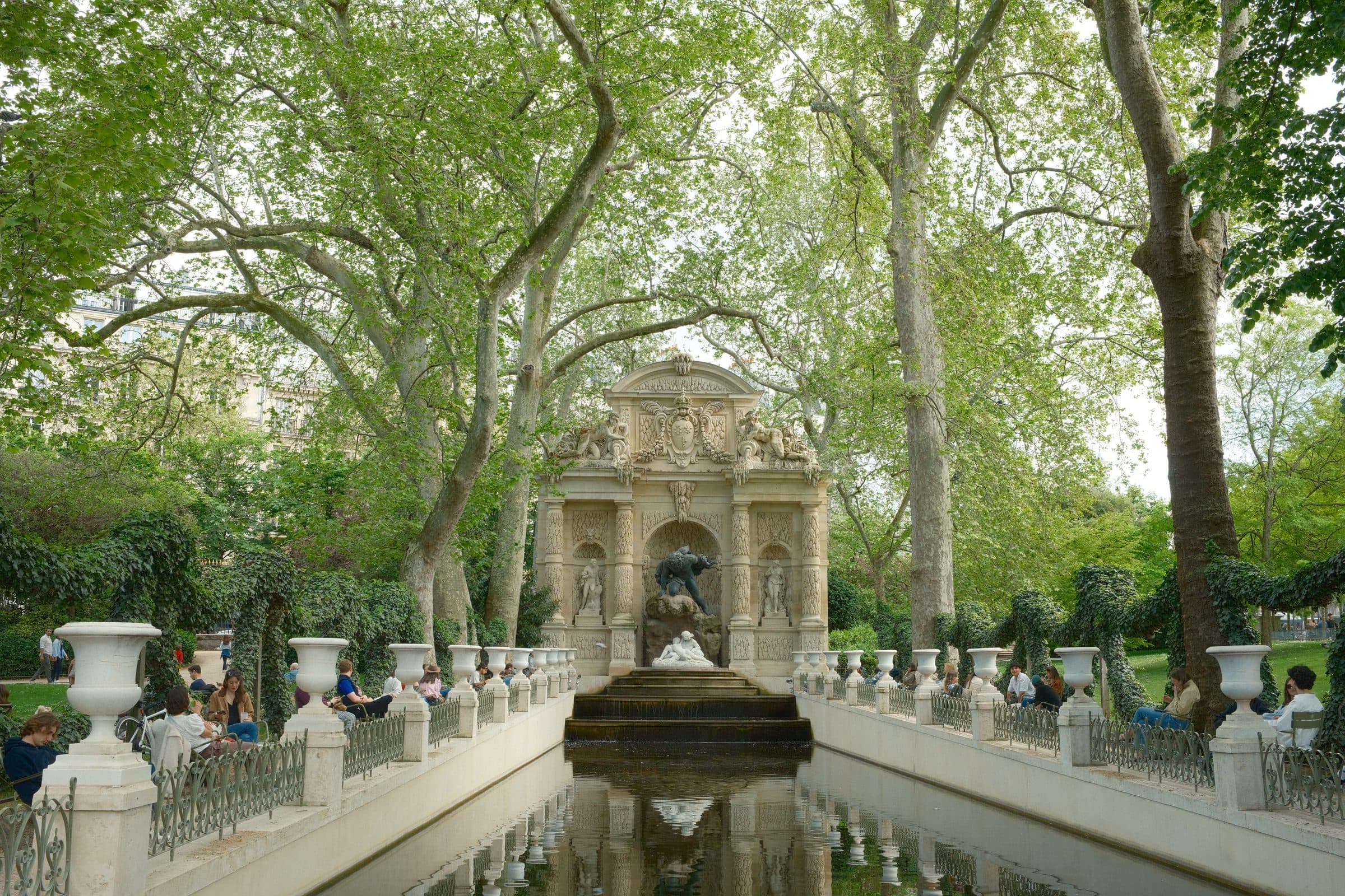 Fonte Médicis cercada por vegetação no Jardim de Luxemburgo em Paris