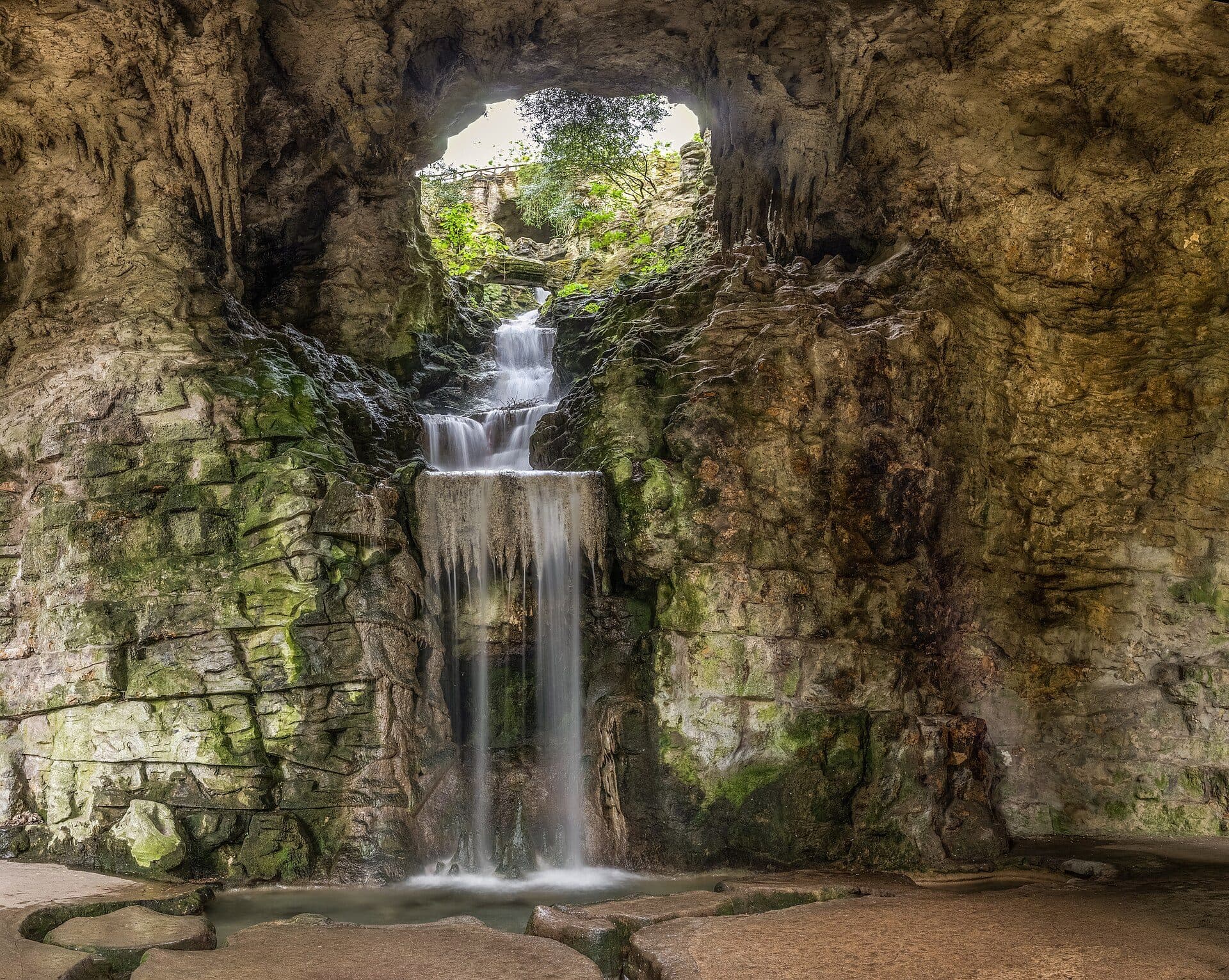 Cachoeira dentro da gruta no Parc des Buttes-Chaumont em Paris