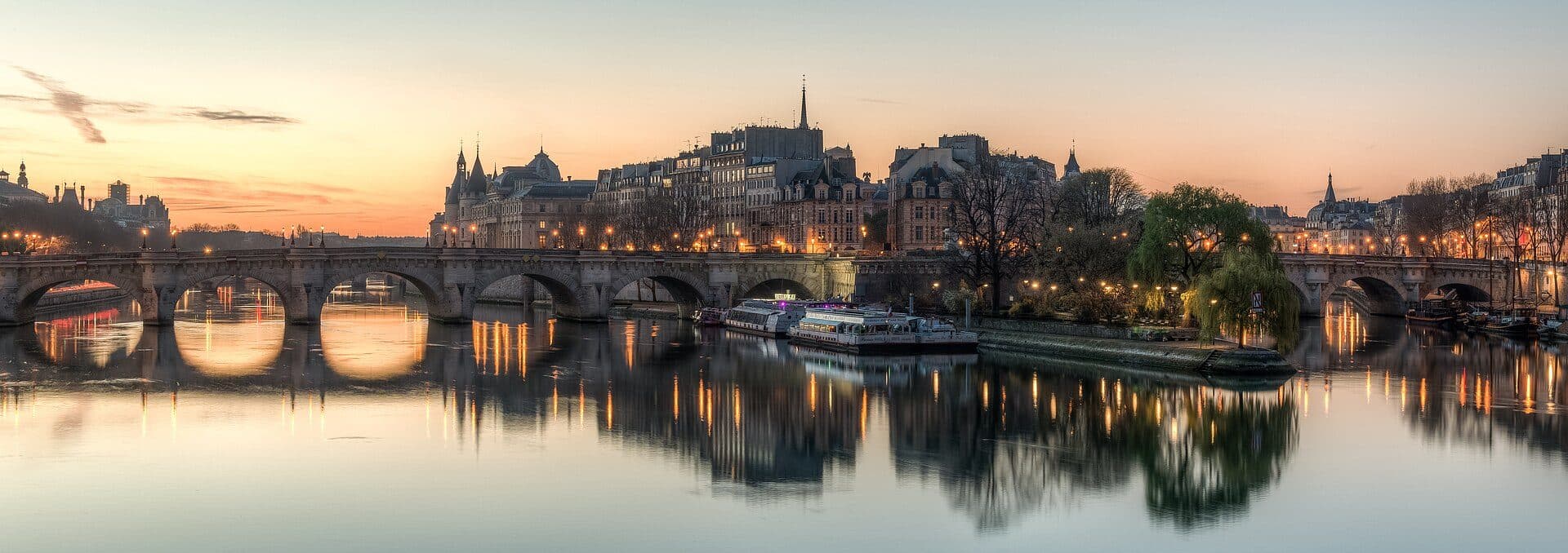 Vista oeste da Île de la Cité pouco antes do nascer do sol