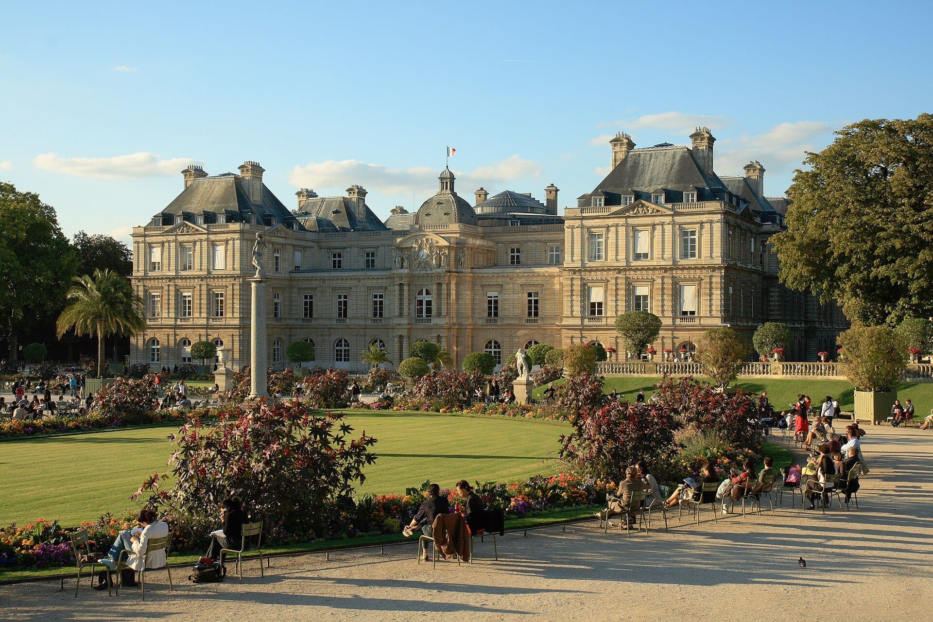 Vista do Palais Luxembourg durante o pôr do sol
