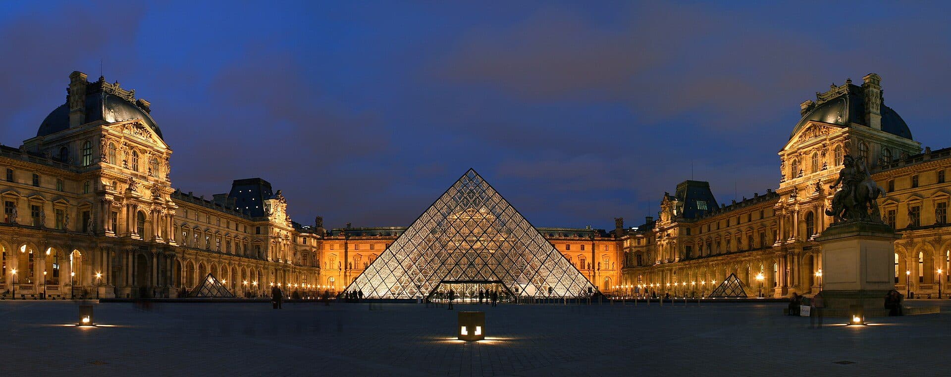 Vista noturna do pátio Cour Napoléon no Museu do Louvre