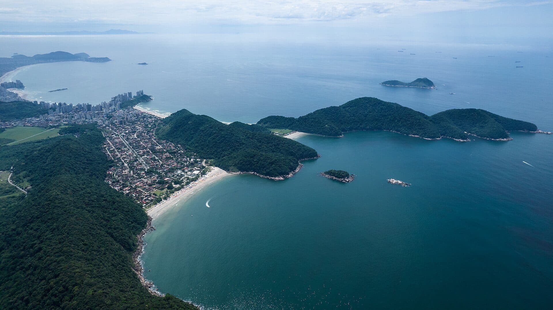 Vista da Praia do Tombo e da Praia do Guaiuba em Guarujá