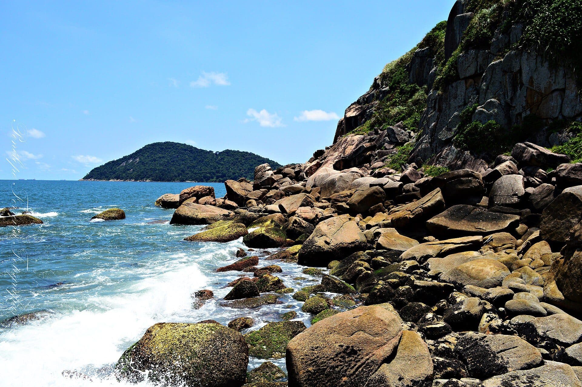 Vista da orla da Praia das Astúrias em Guarujá, Brasil