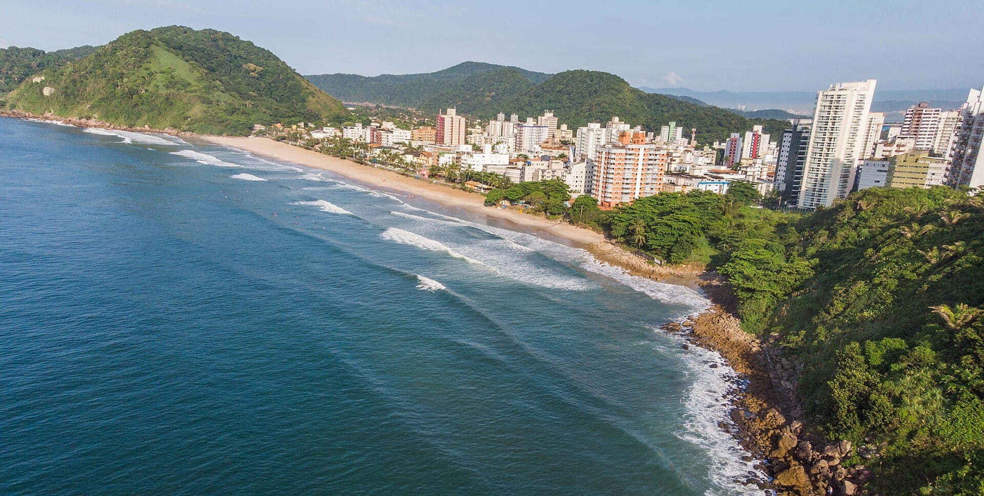 Vista da Praia do Tombo em Guarujá, São Paulo
