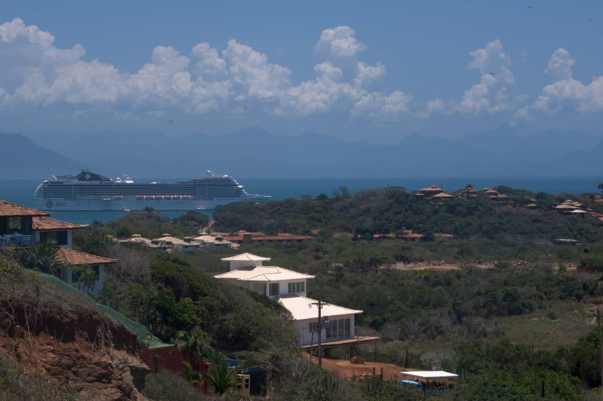 Vista da cidade de Armação dos Búzios com um navio de cruzeiro no porto